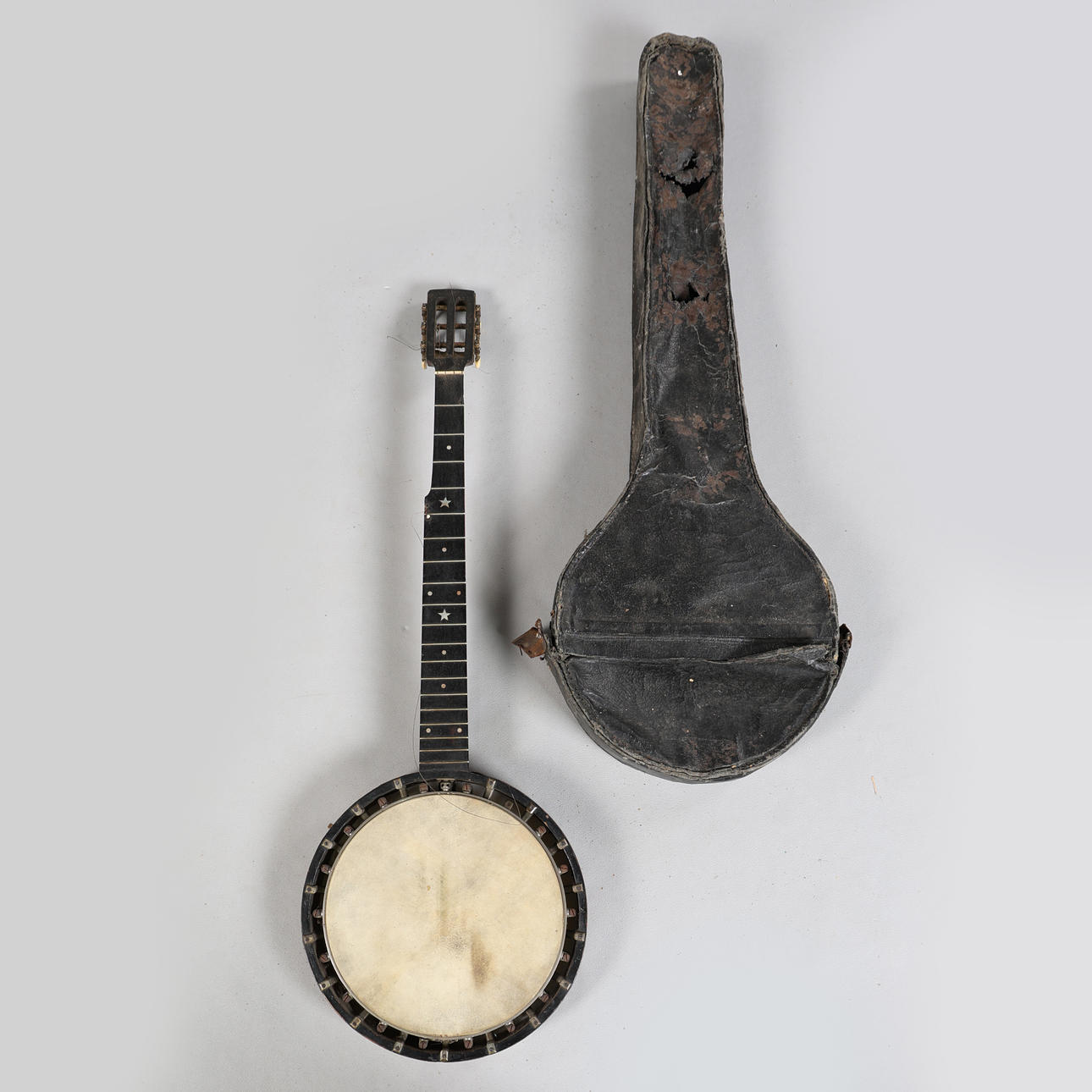 AN EARLY 20TH CENTURY SIX STRING BANJO.
