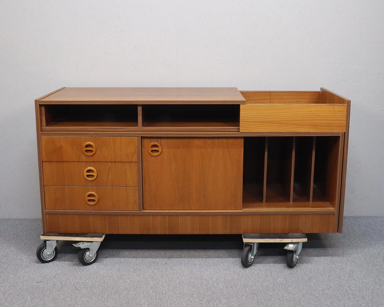 STEREO BENCH, sliding top, veneered in teak, second half of the 20th century.