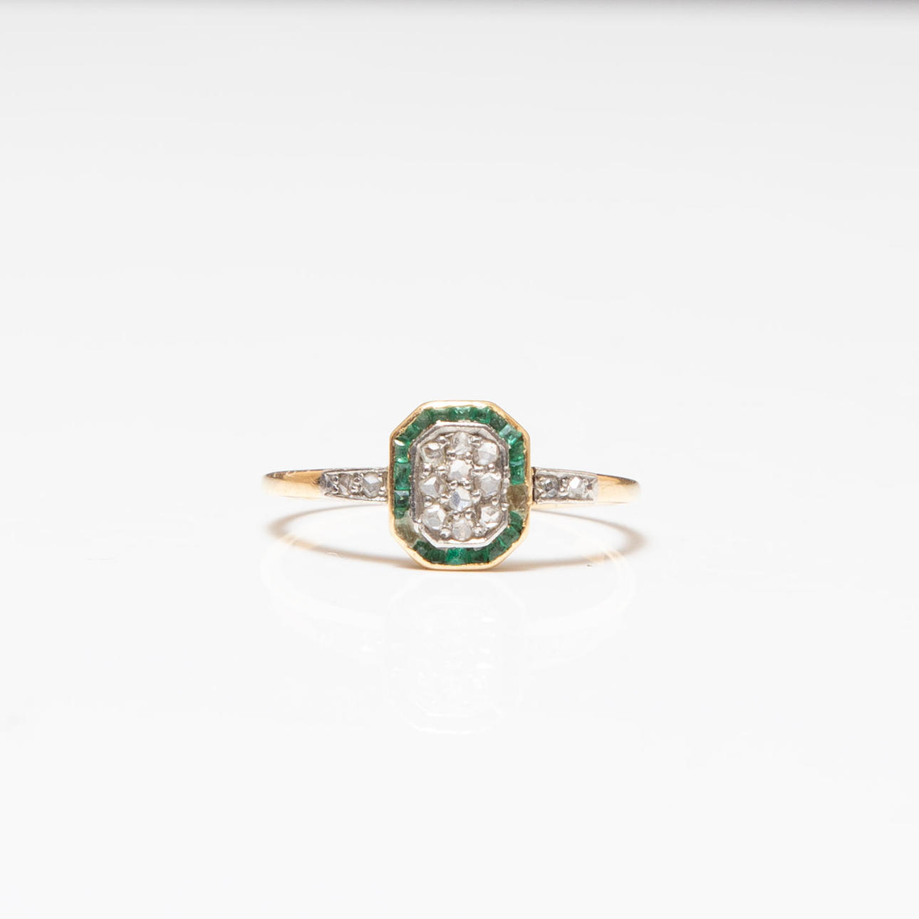 18K GOLD RING, DIAMONDS “ROSE STONES” AND EMERALDS.