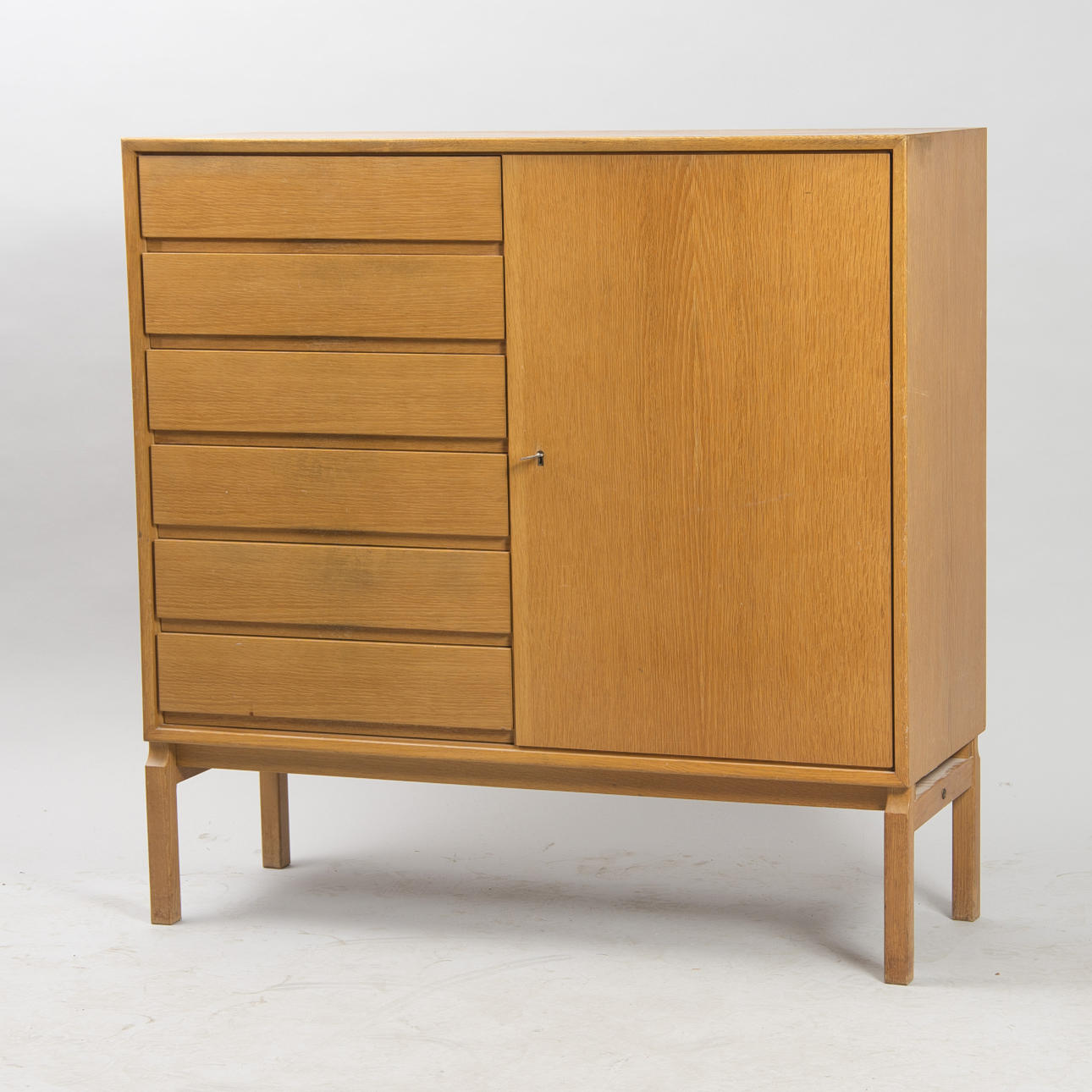 SKÅP MED LÅDOR, ek, Erik Wörtz.