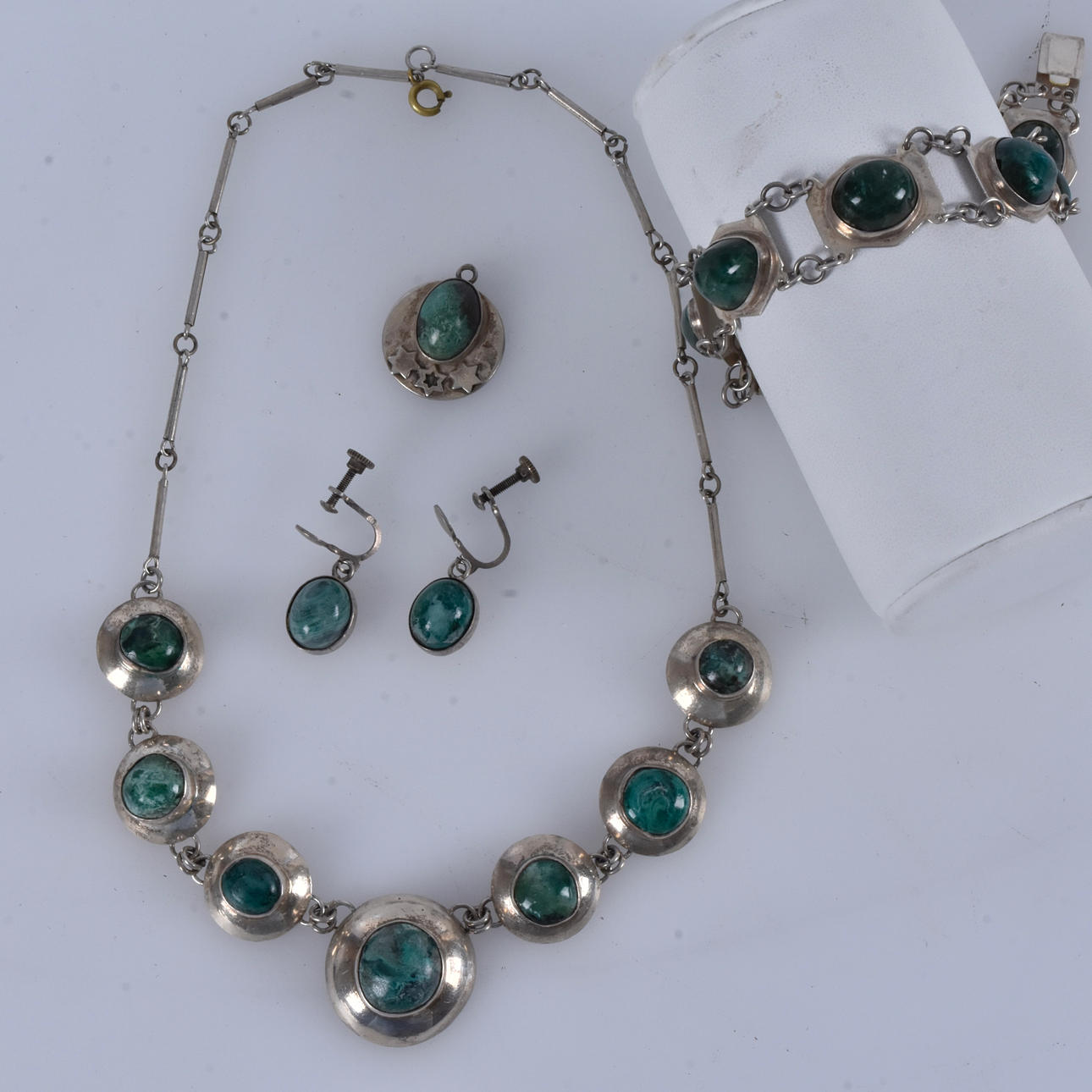 SMYCKESSET, 5 delar, silver med malakit, 1900-tal.