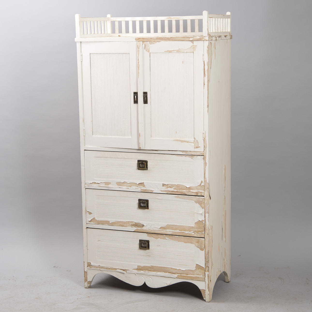 SKÅP MED LÅDUNDERREDE, vitmålat, Carl Larsson-stil, tidigt 1900-tal.