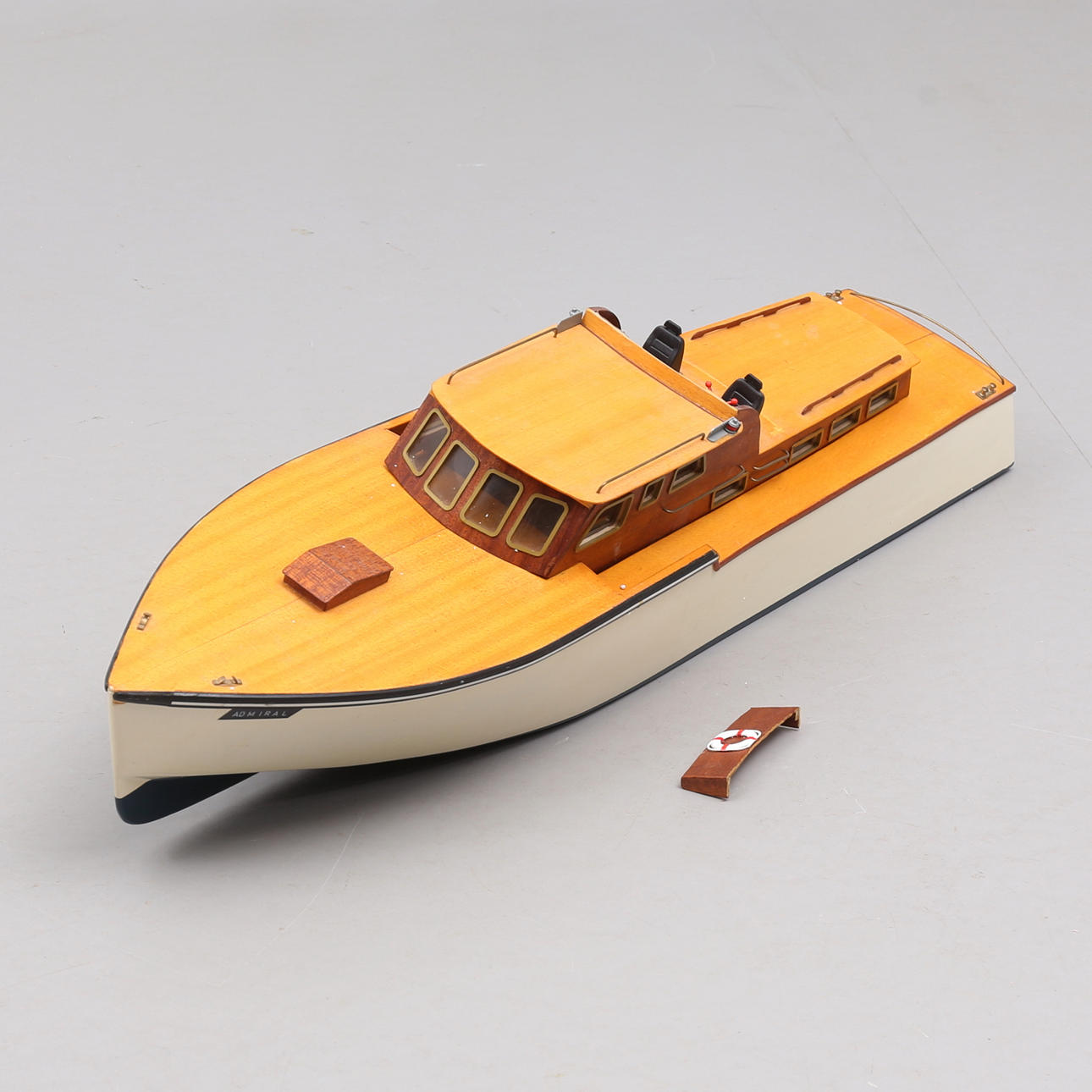 EIN HÖLZERNES MODELLBOOT, Admiral.