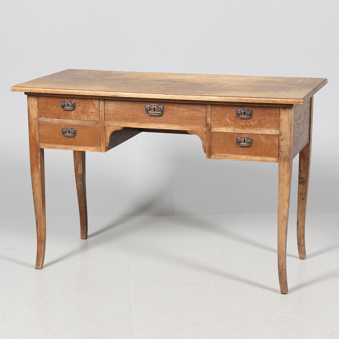 Ein Jugendstil-Schreibtisch, 20. Jahrhundert.