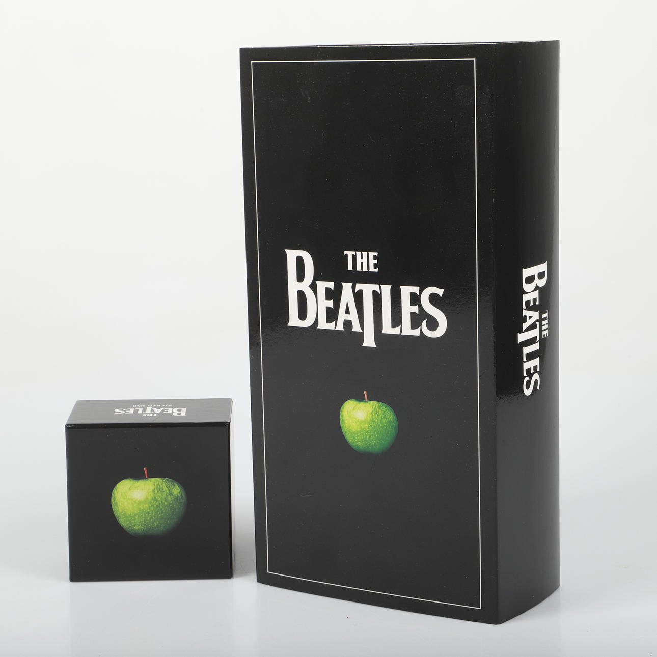THE BEATLES. CD og USB-boks, Apple Records, 2009.