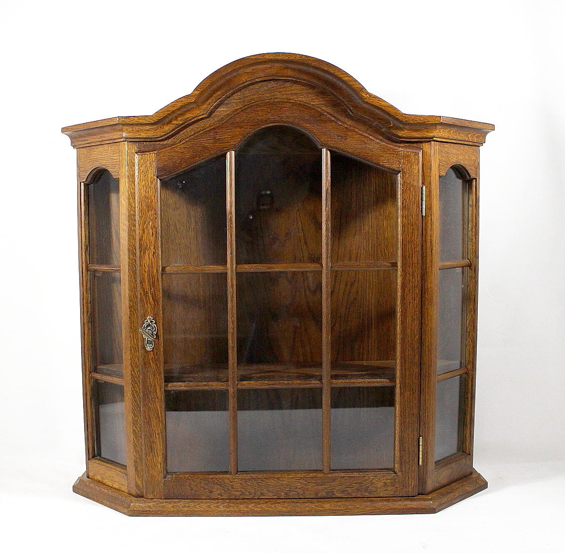 VÄGGVITRIN. ek 1970-80 talet.