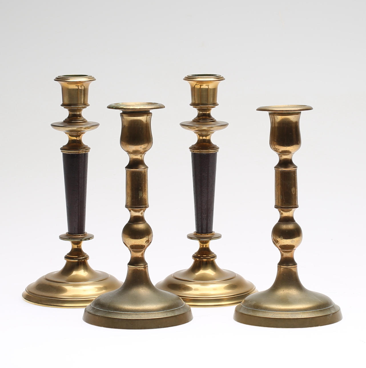 LJUSSTAKAR, 2 par, mässing och trä, bl a Skultuna Mässingsbruk, 1900-tal.