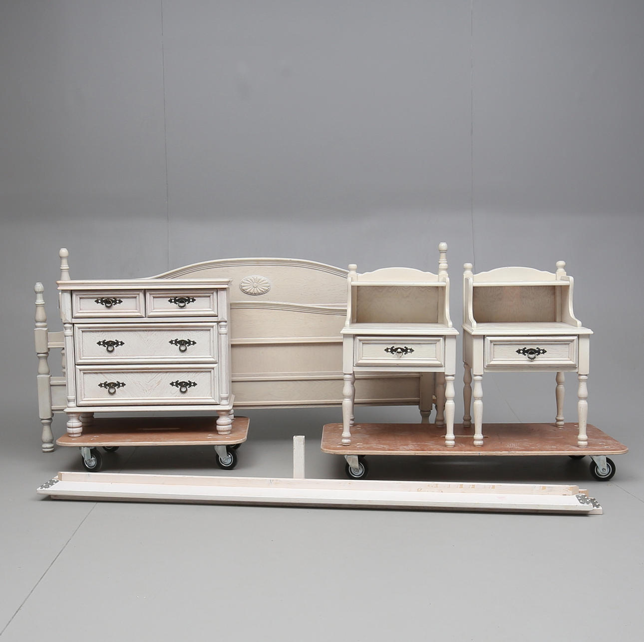 SOVRUMSMÖBEL, 4 delar, ek, 1900-talets andra hälft.