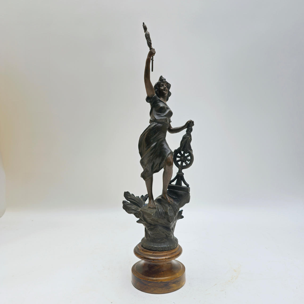 NYMPHENSKULPTUR. HOLZ UND BRONZE.