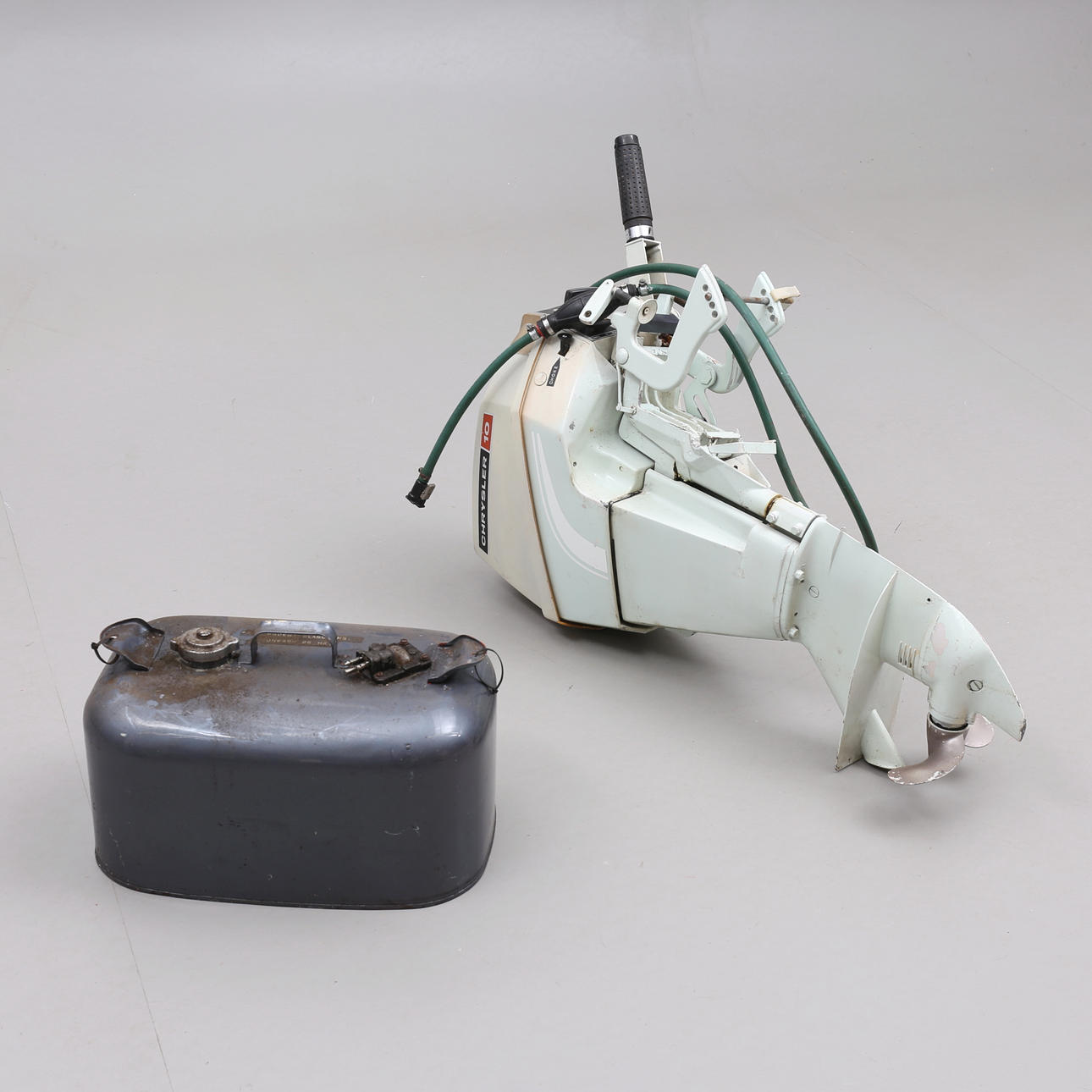 MOTOR DE BARCO, Chrysler 10 y tanque adjunto.