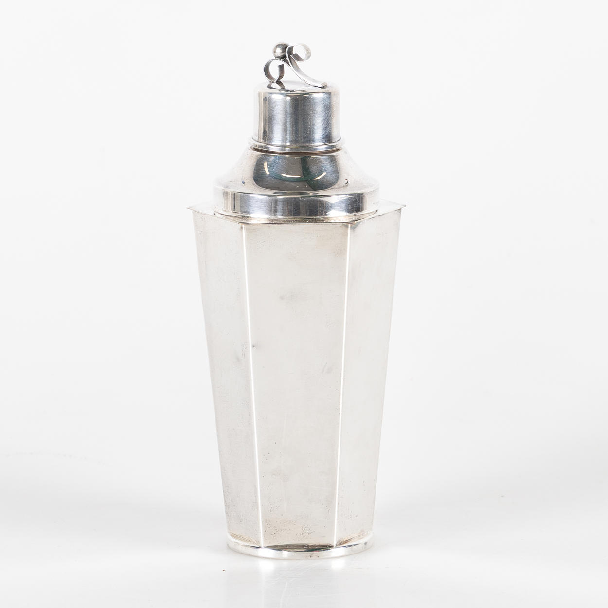 A shaker, nickel silver, 1930s/40s.