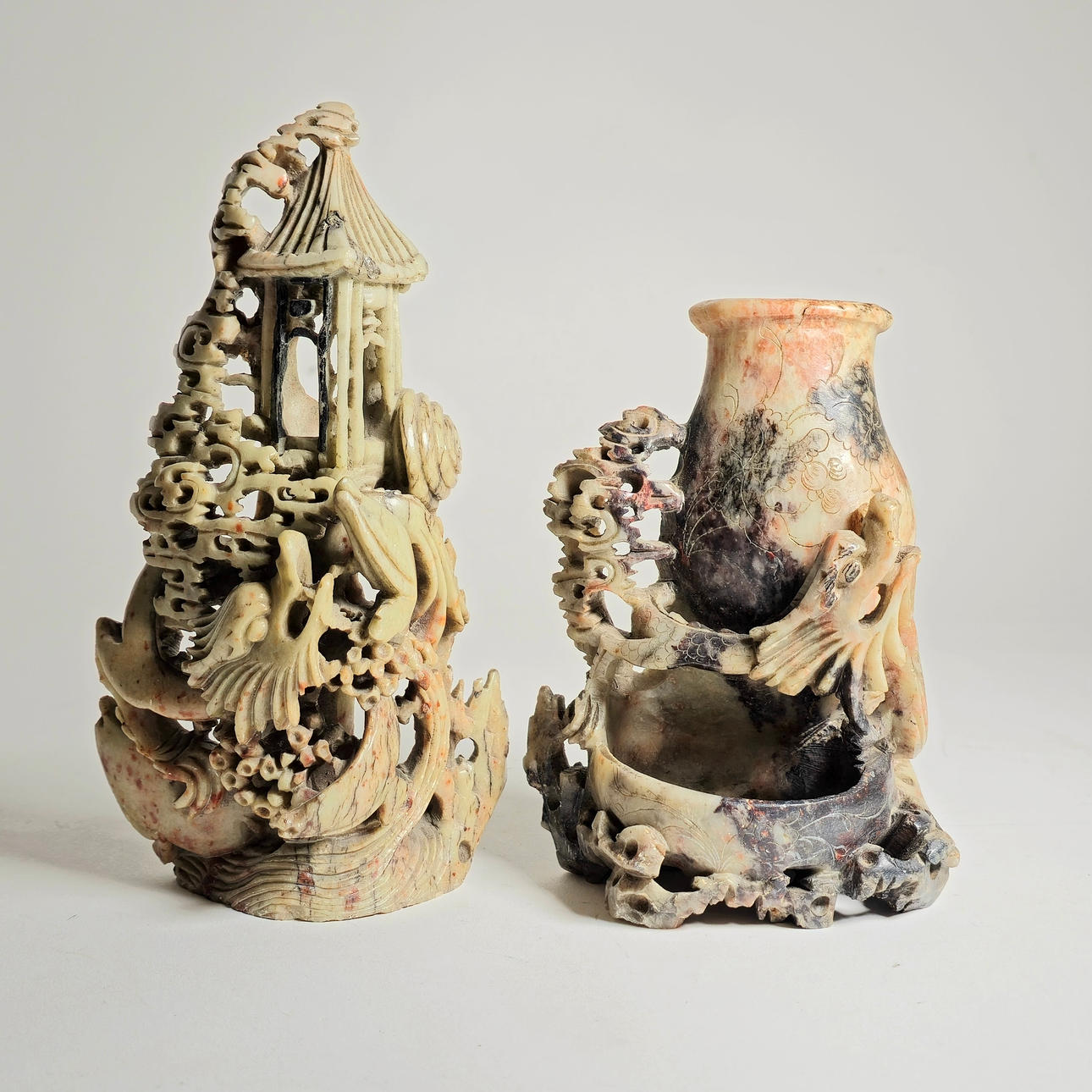 PAIR OF ORIENTALIST SCULPTURES IN SOAPSTONE.