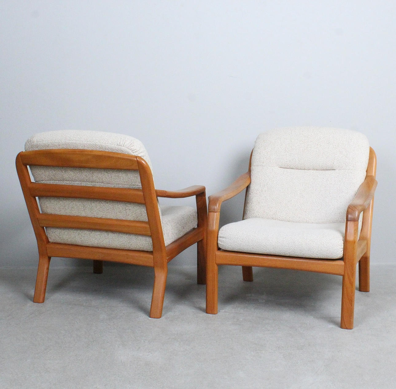 DYRLUND. Paar Sessel, Stoff, Kernbuche.