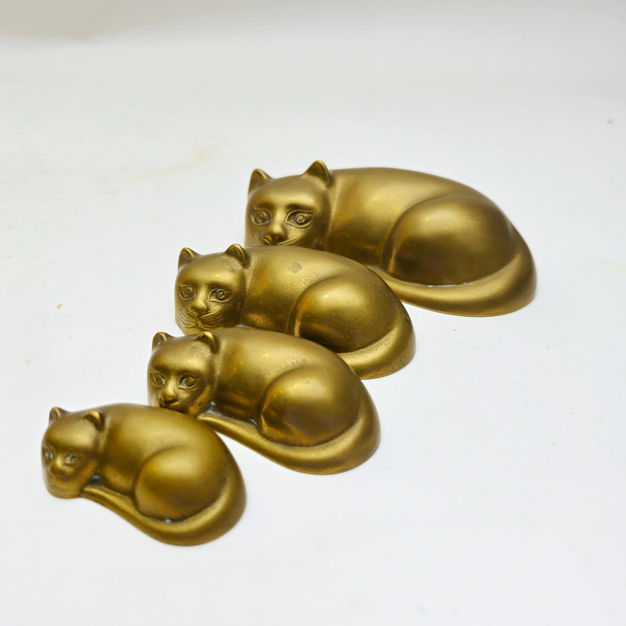 MATRYOSHKA AV KATTER. GULDPLÄTERAD BRONS.