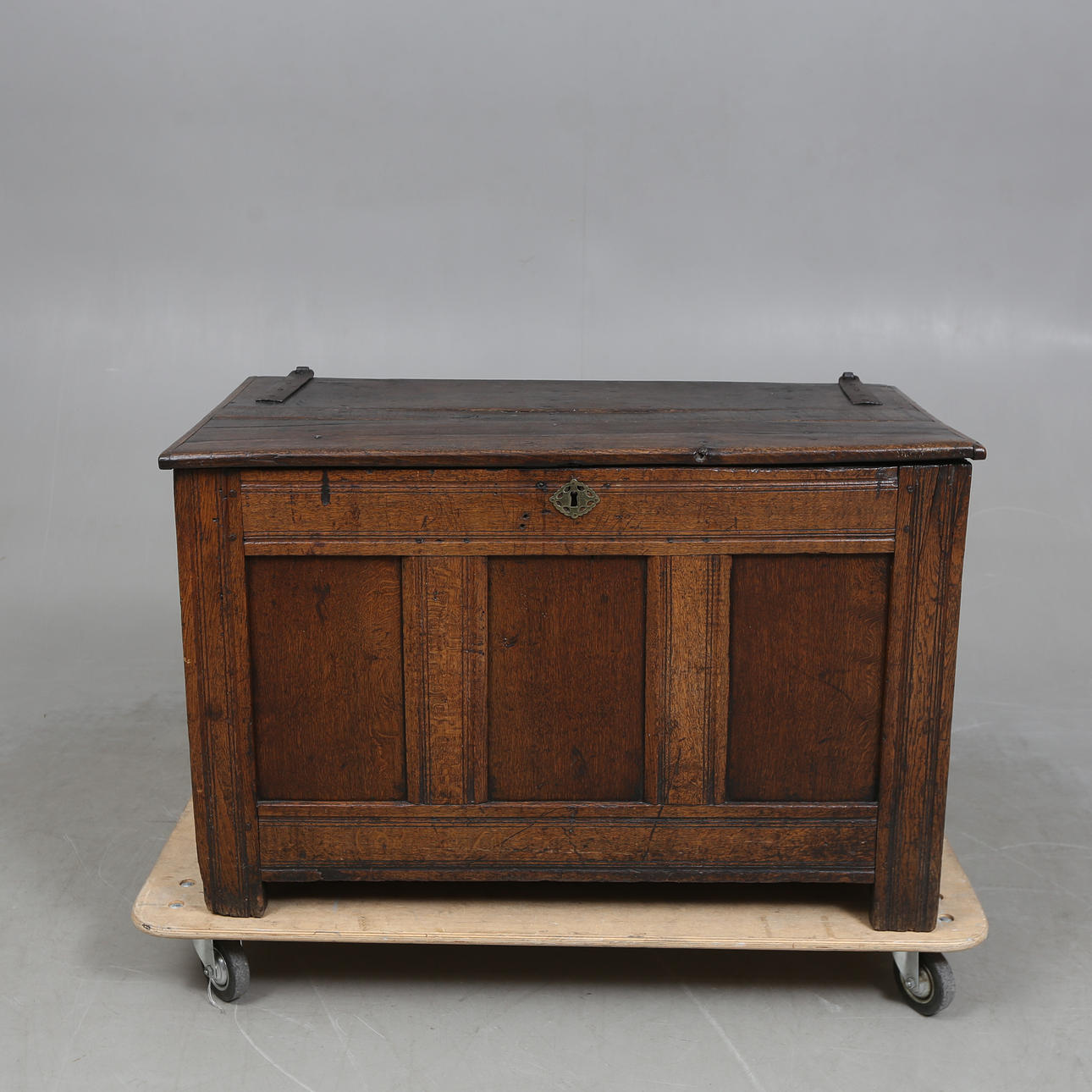 CASSONE/COFFIN, probably England, 16th/18th century.