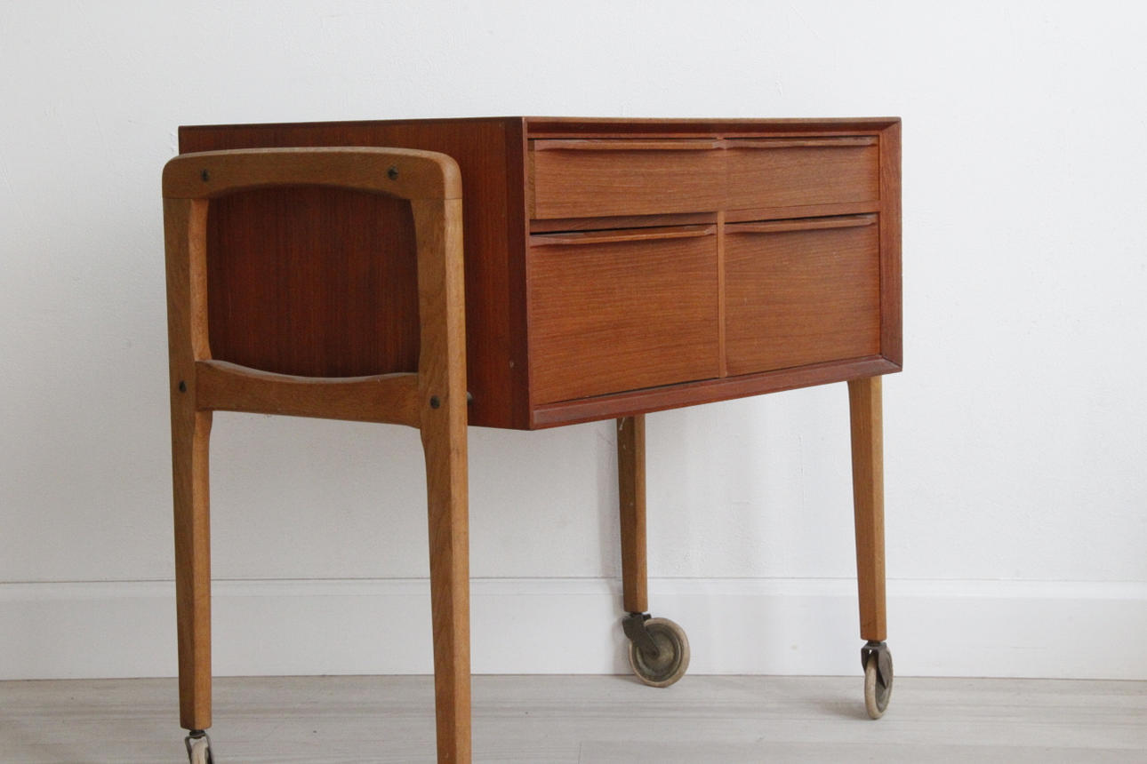 BYRÅ, teak, på hjul, 1900-talet.