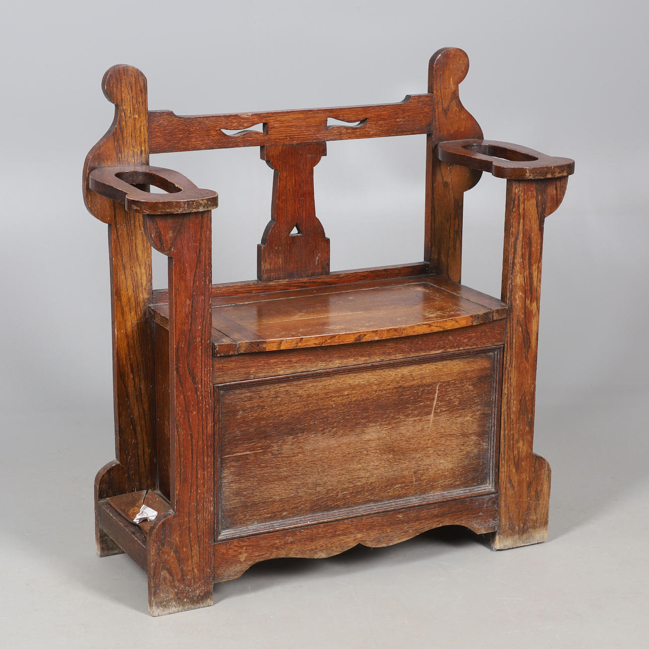 AN OAK HALL BOX BASE BENCH SEAT. Furniture - Sofas & seatings - Auctionet