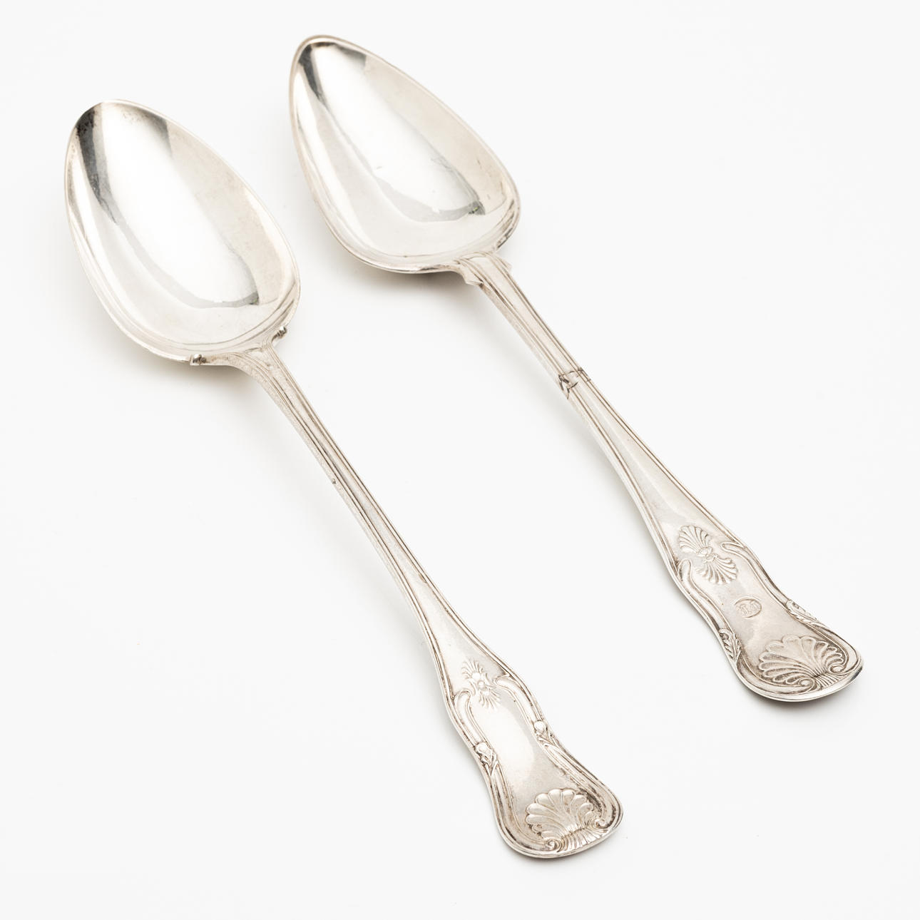 Two silver “English Shell” ragus spoons, 19th century.
