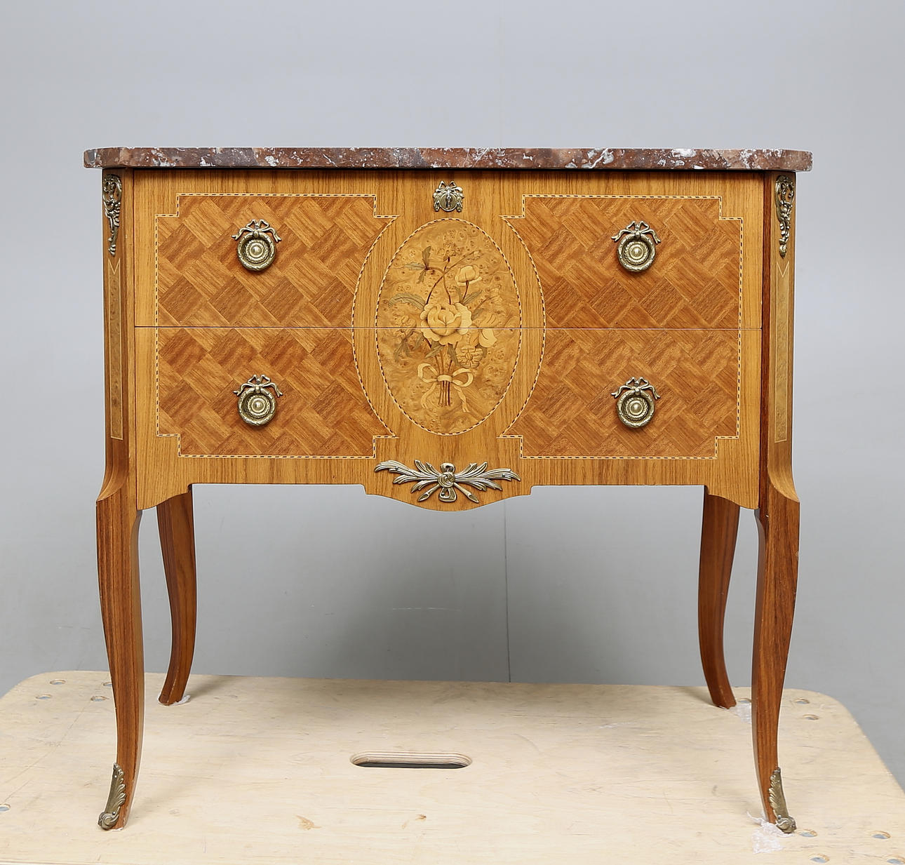 BYRÅ, gustaviansk stil, 1900-tal.