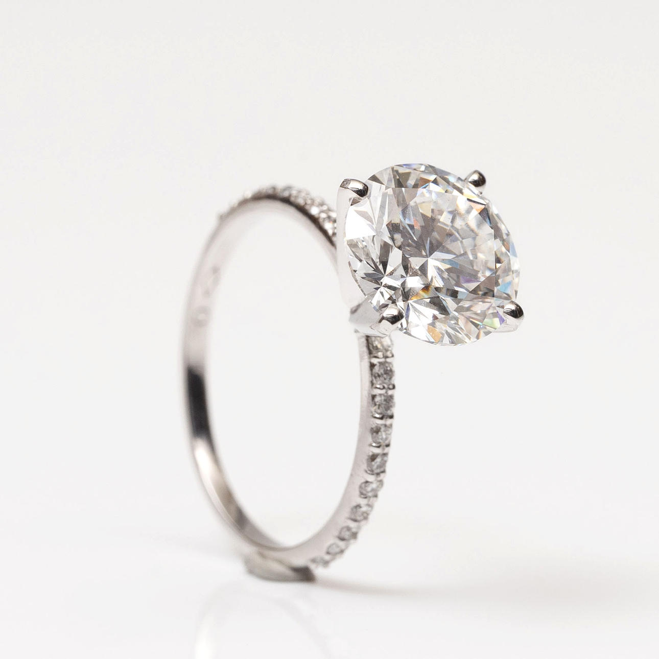 RING, 14K vitguld, Briljanter 3,84 ct.