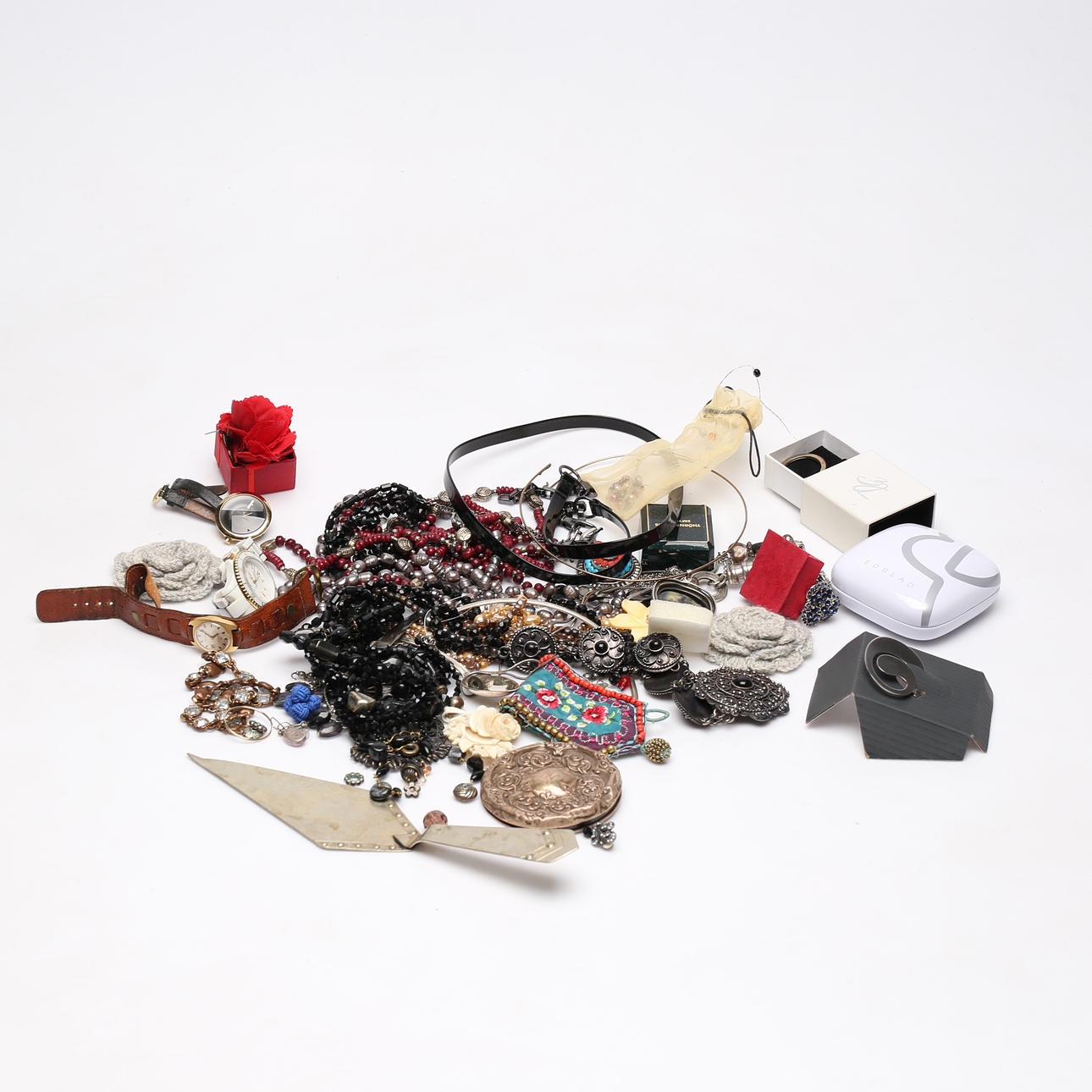 BIJOUTERIER, entre otros Georg Jensen.