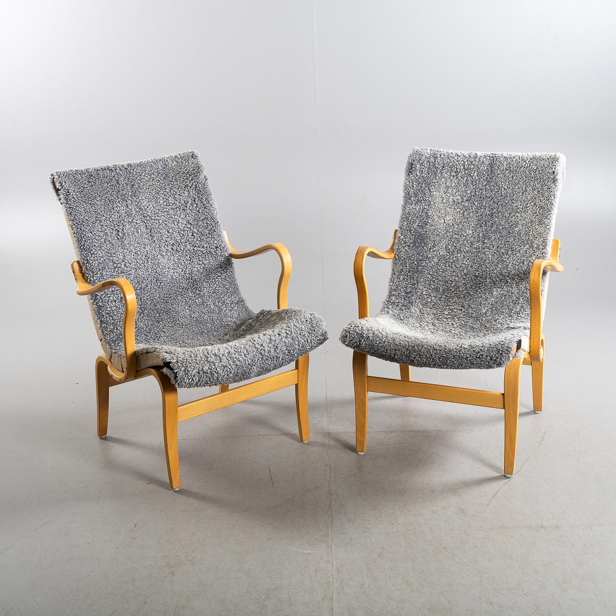 BRUNO MATHSSON. BRUNO MATHSSON, lænestole, et par, „Eva“, designet 1941.