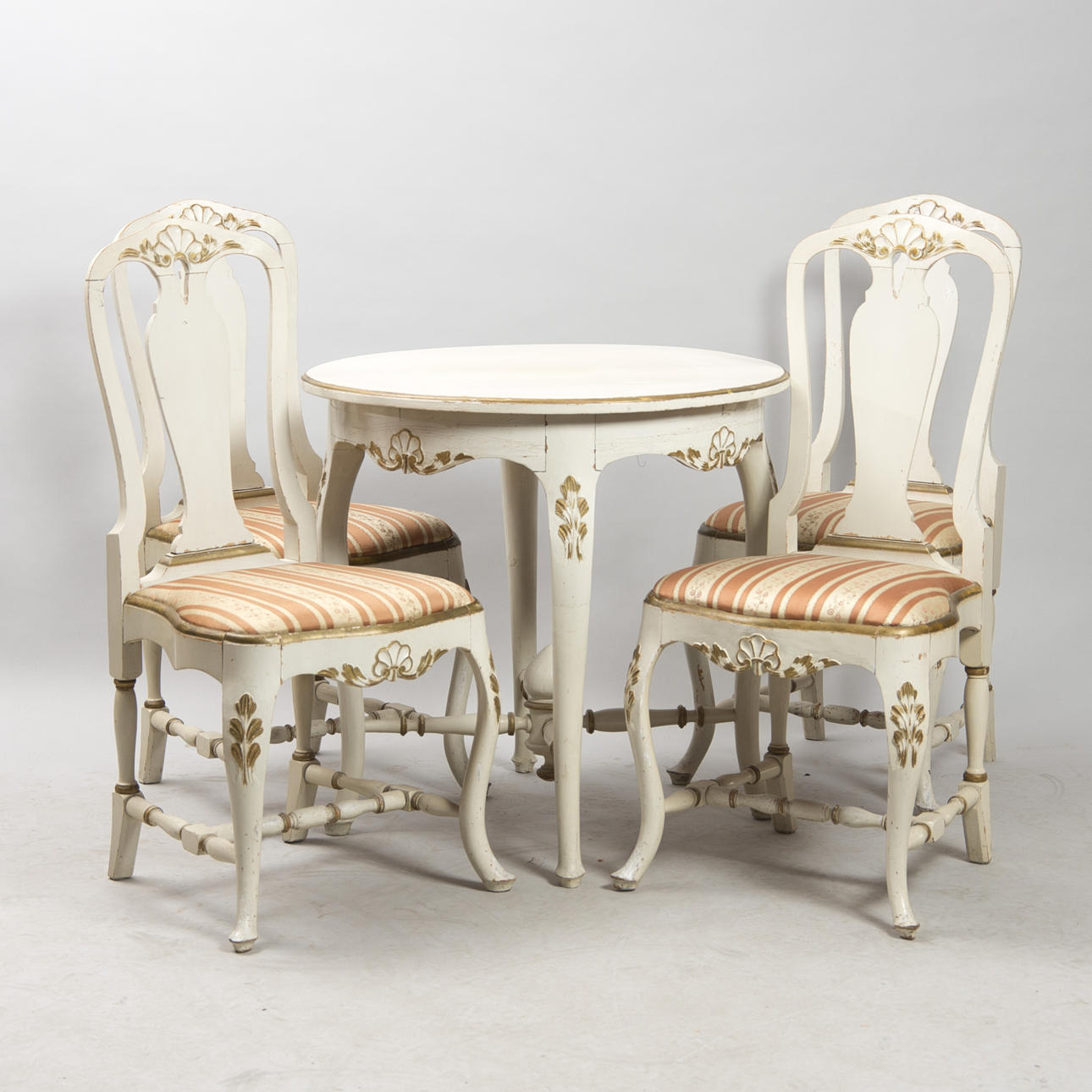 SALONGSGRUPP, vitmålad med förgyllningar, rokokostil, 1800/1900-tal.