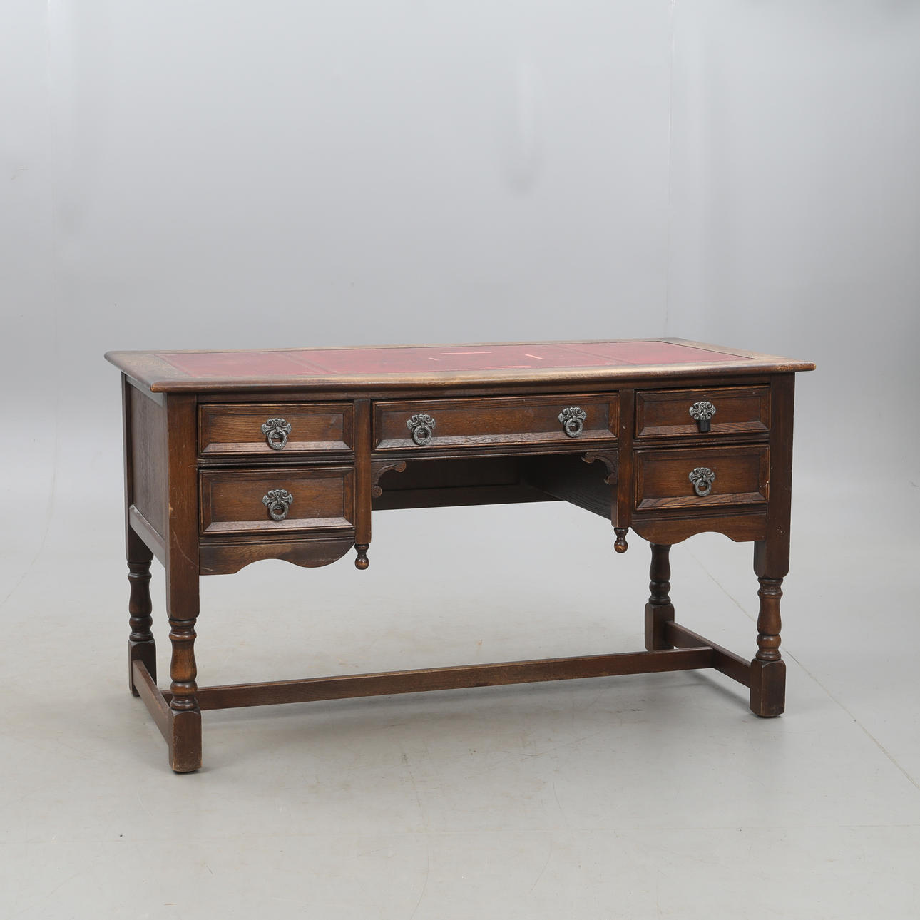 SCHREIBTISCH, ENGLISCHER STIL, LEDERPOLSTERBRETT.