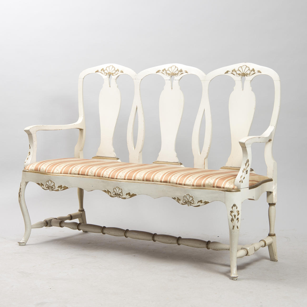 SALONGSSOFFA, vitmålad med förgyllningar, rokokostil, 1800/1900-tal.