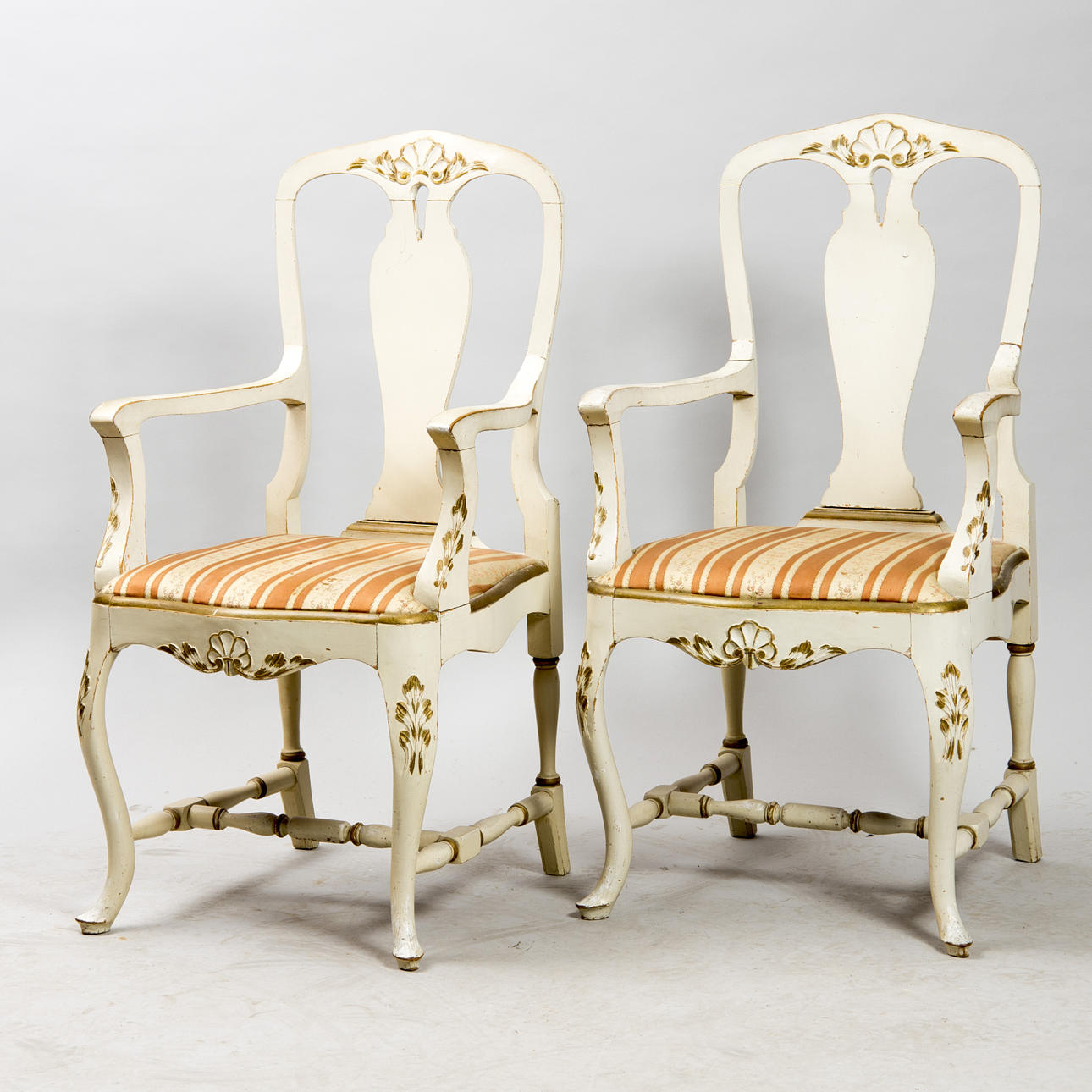 KARMSTOLAR, 1 par, vitmålade med förgyllningar, rokokostil, 1800/1900-tal.