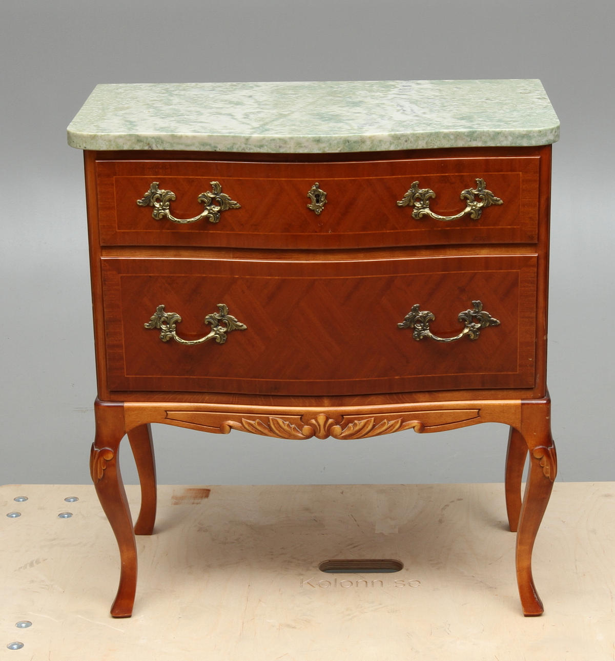 BYRÅ, med stenskiva, 1900-tal.