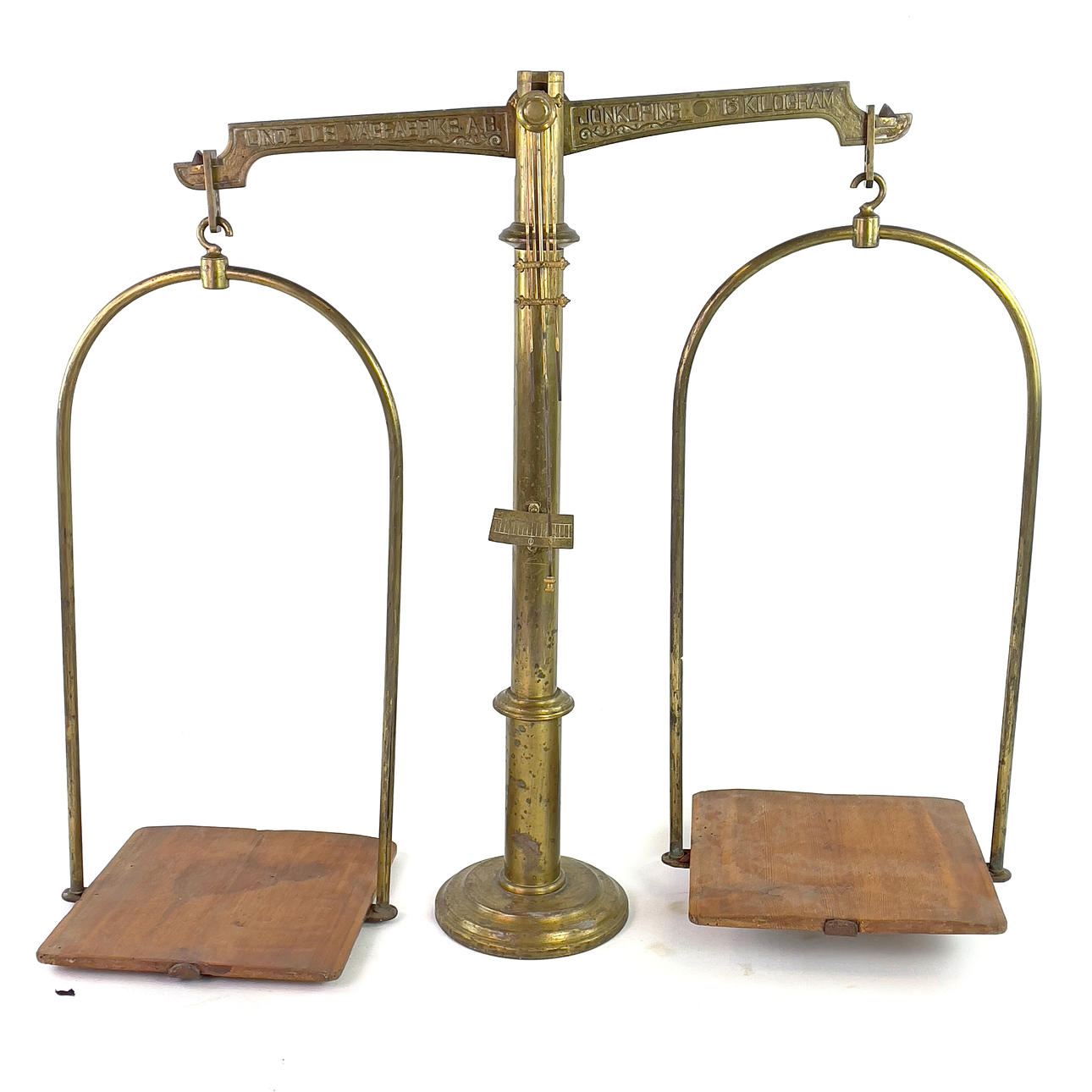 BØLGE. Messing/træ, Lindells Vågfabriks AB, Jönköping.