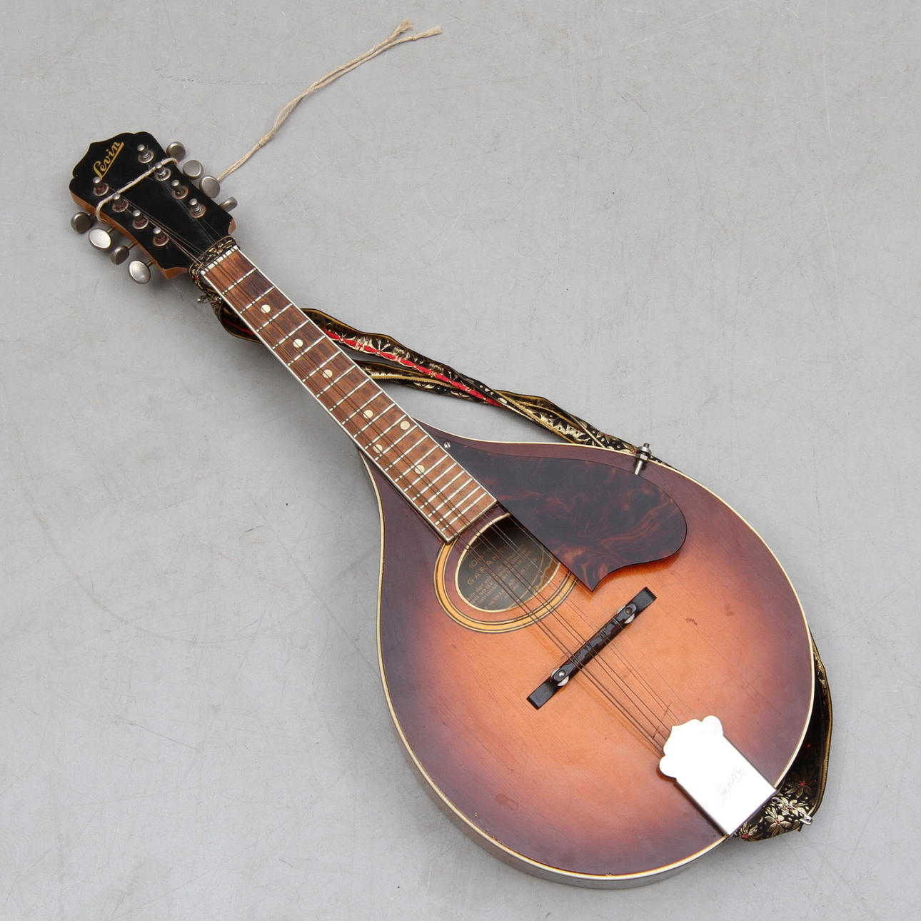 MANDOLIN, Levin.