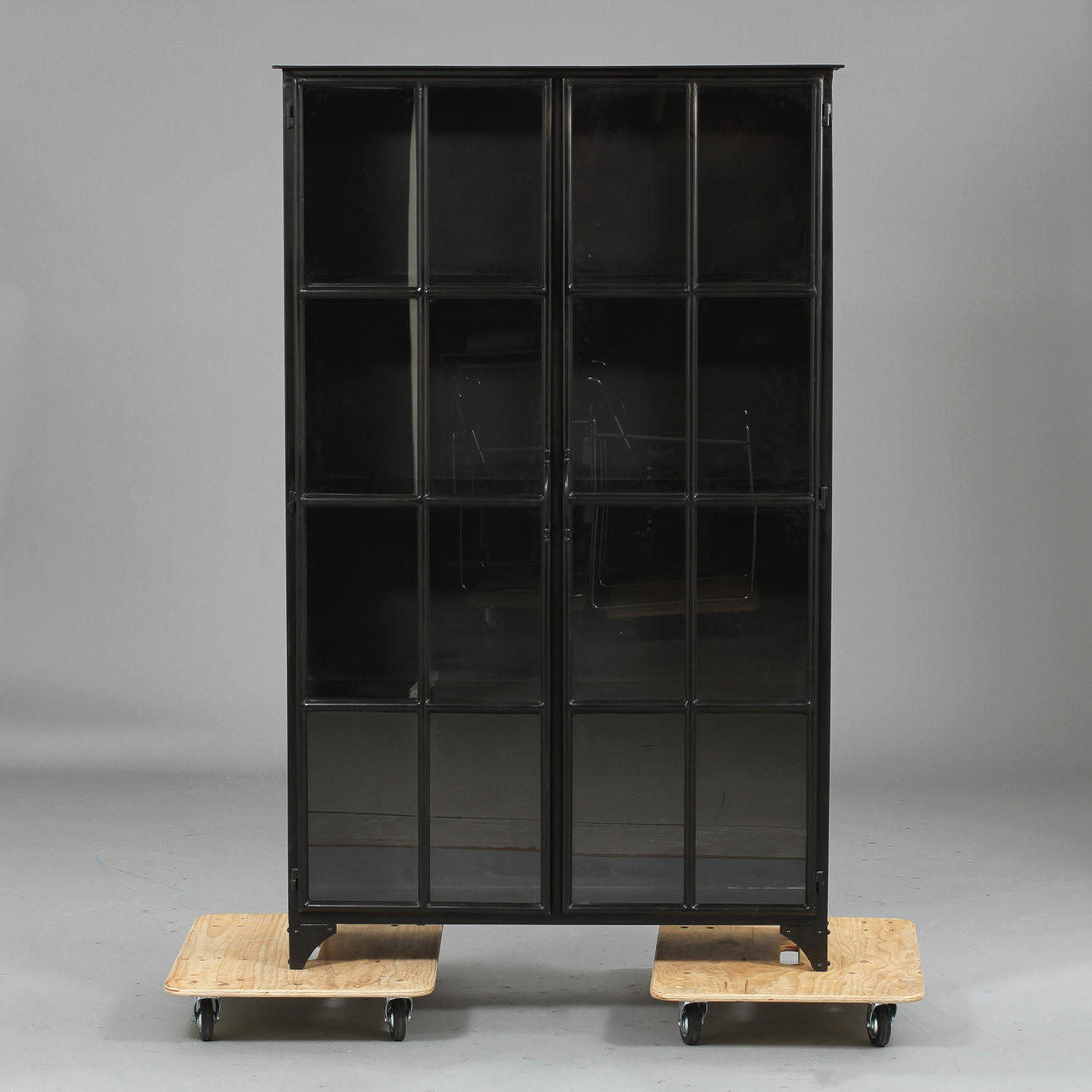 VITRINSKÅP, plåt, 2000-tal.