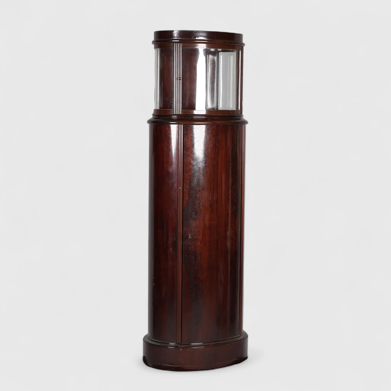 Ovaler Podestschrank mit Glasdisplay, Anfang 1900.