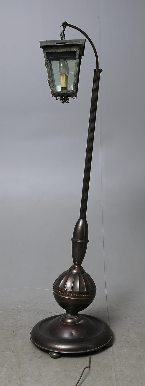 GOLVLAMPA, koppar, 1900-talets första hälft.