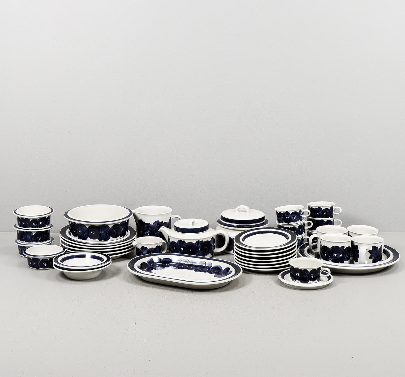 ULLA PROCOPÉ. Tableware, “BLUE ANEMONE” 37 pieces, Arabia.