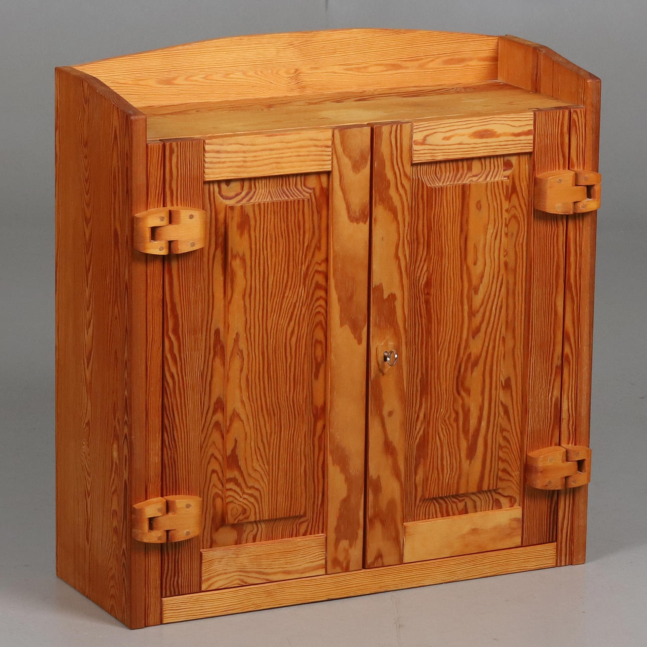 SKÅP. Oljad furu, 1900-talets andra halva.