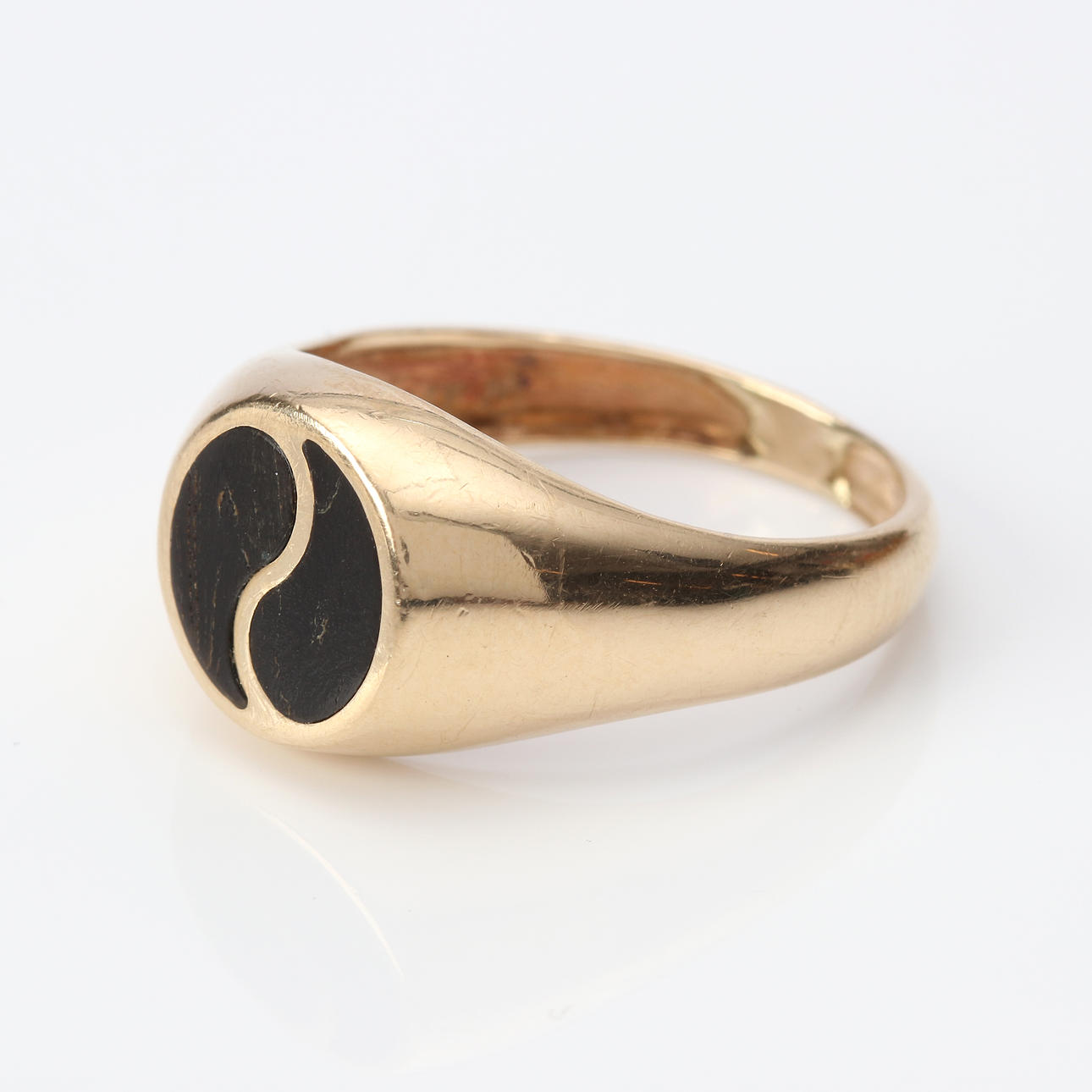 RING WITH YIN/YANG SYMBOL. 14k gold with black material, total weight approx. 5.4 grams.