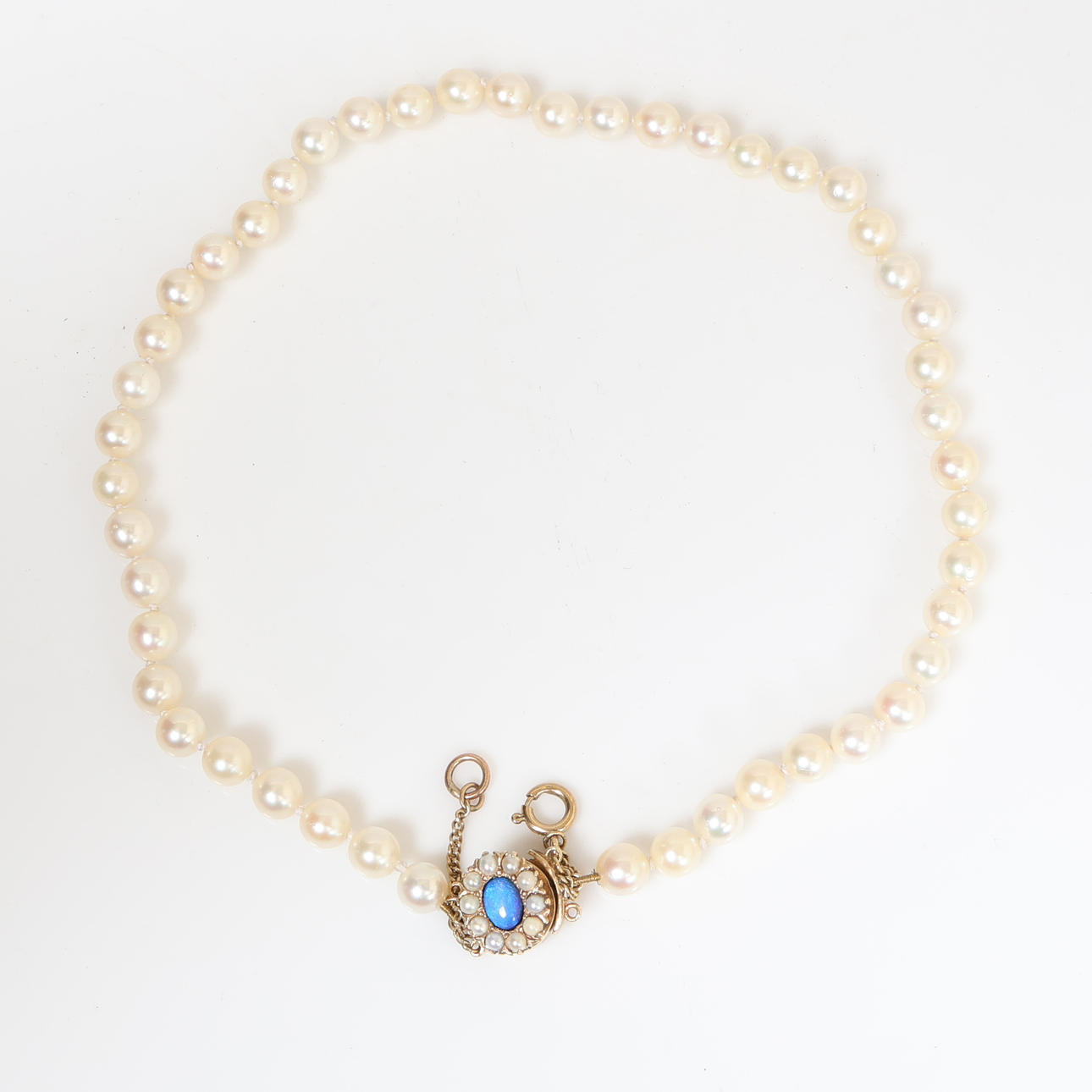 A PEARL SINGLE STRAND NECKLACE.