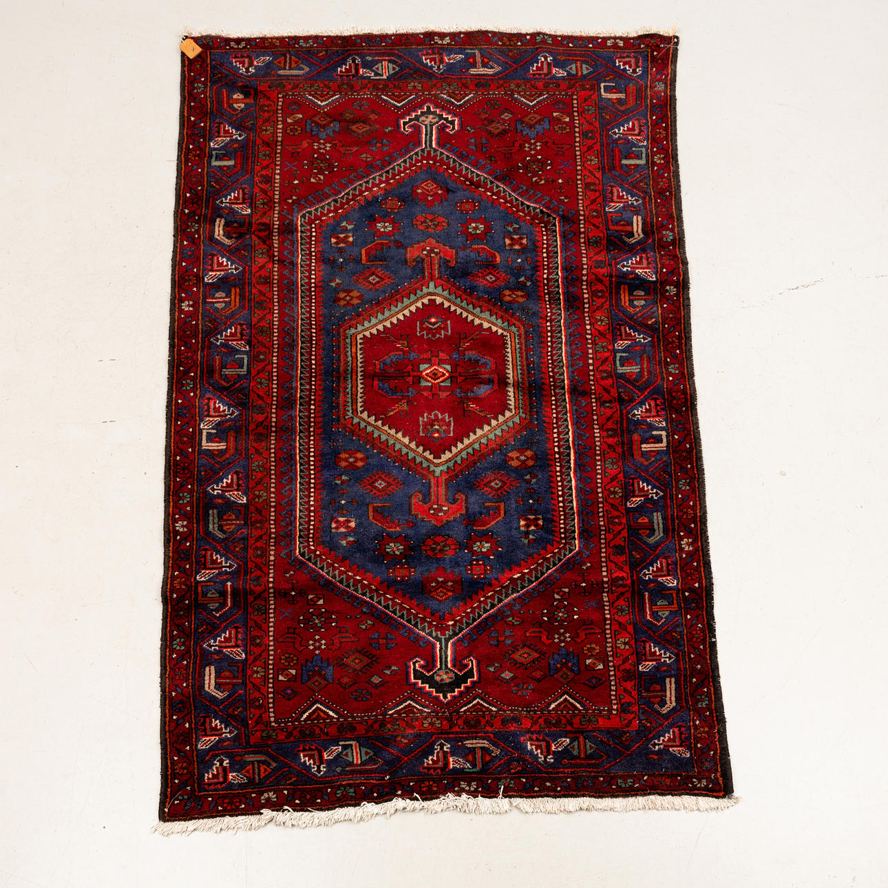 A CARPET, Hamadan, ca 232,5x140,5 cm.
