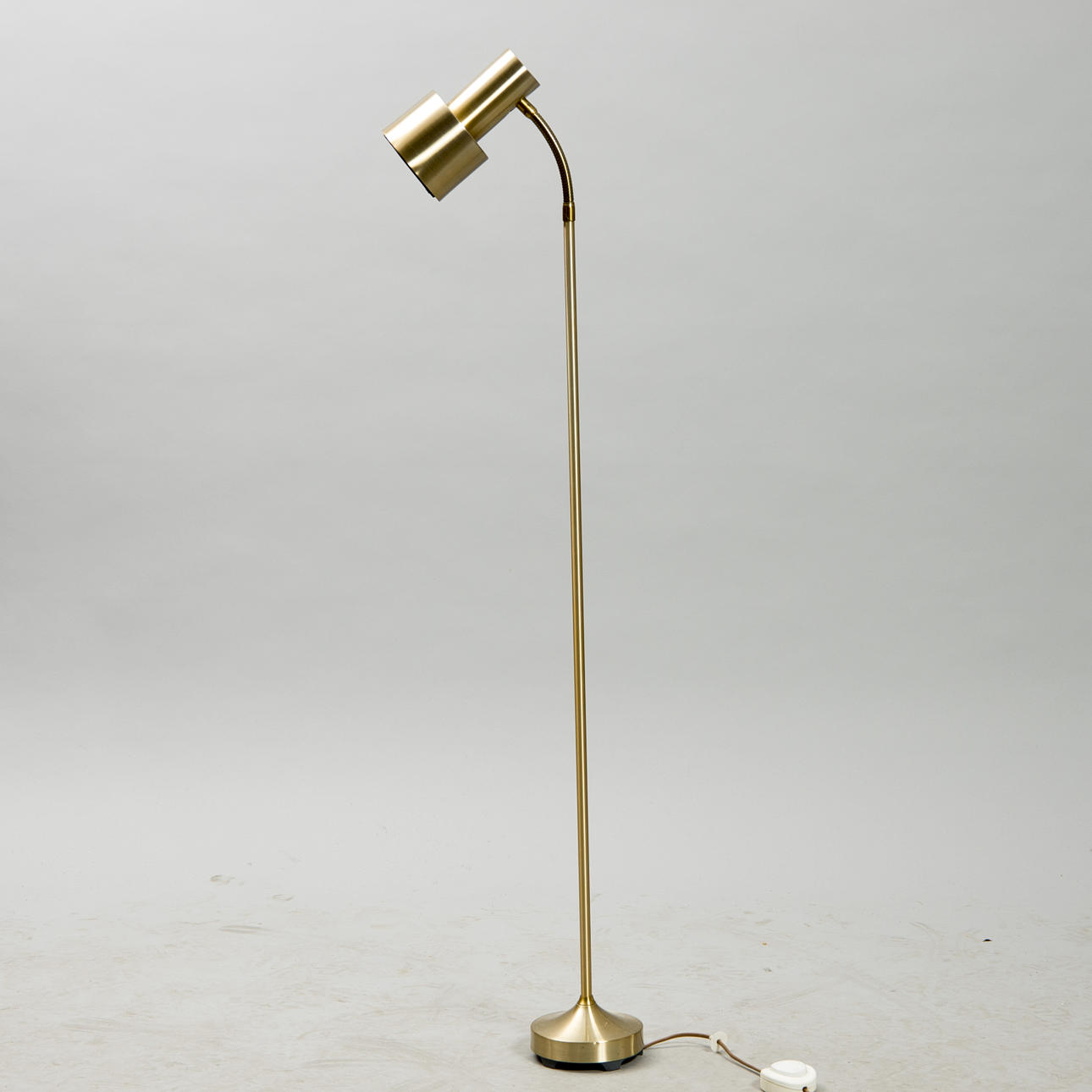 GOLVLAMPA, NAFA, gulmetall, 1970-tal.