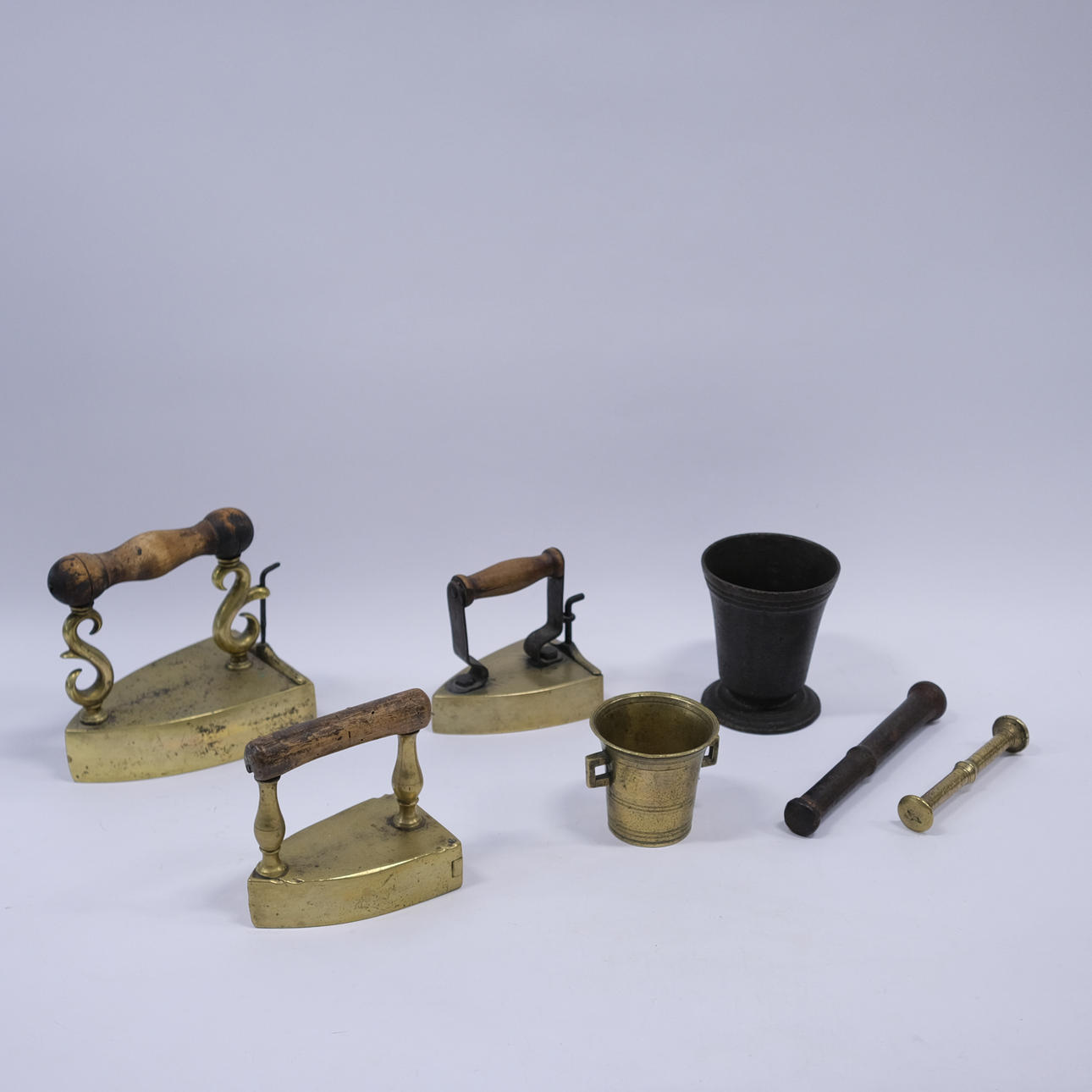 EISEN UND MÖRSER. MESSING UND EISEN. FÜNF TEILE.