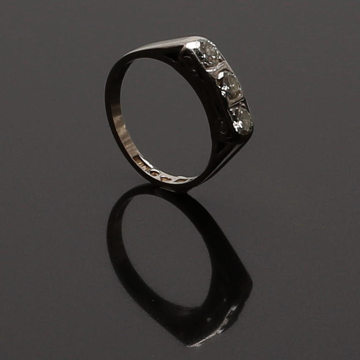 RING 18 K vitguld, 3 briljanter 0.15 ct per styck, totalt 0,45 ct.