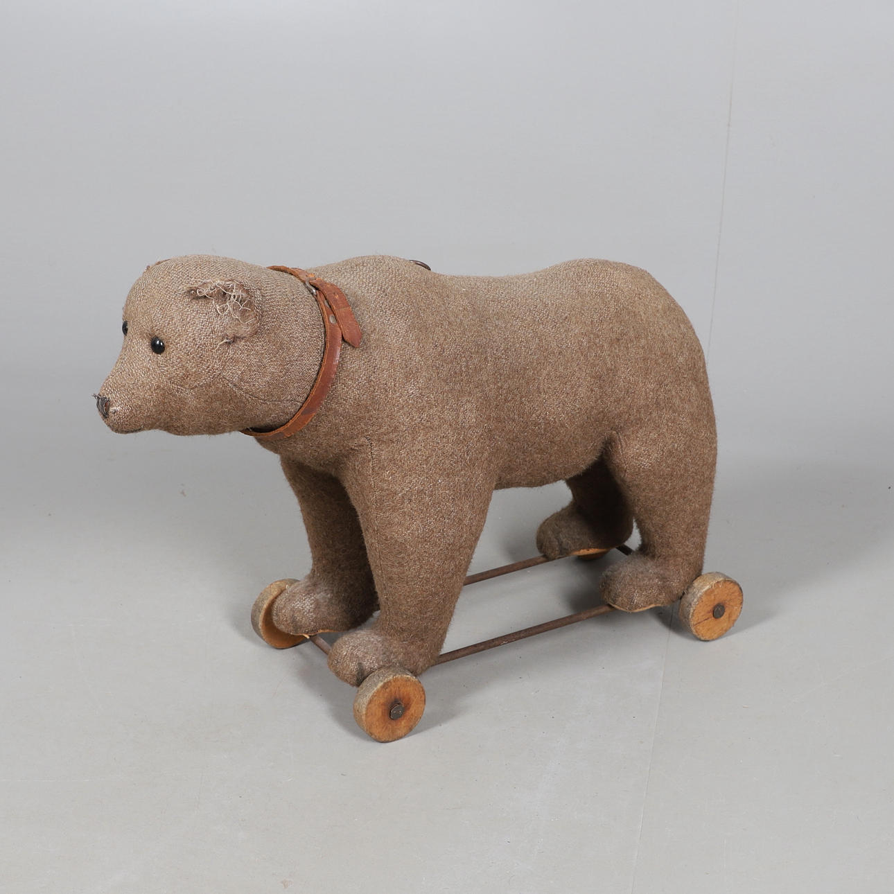 PULL ALONG TEDDYBÄR IM VINTAGE-STIL.