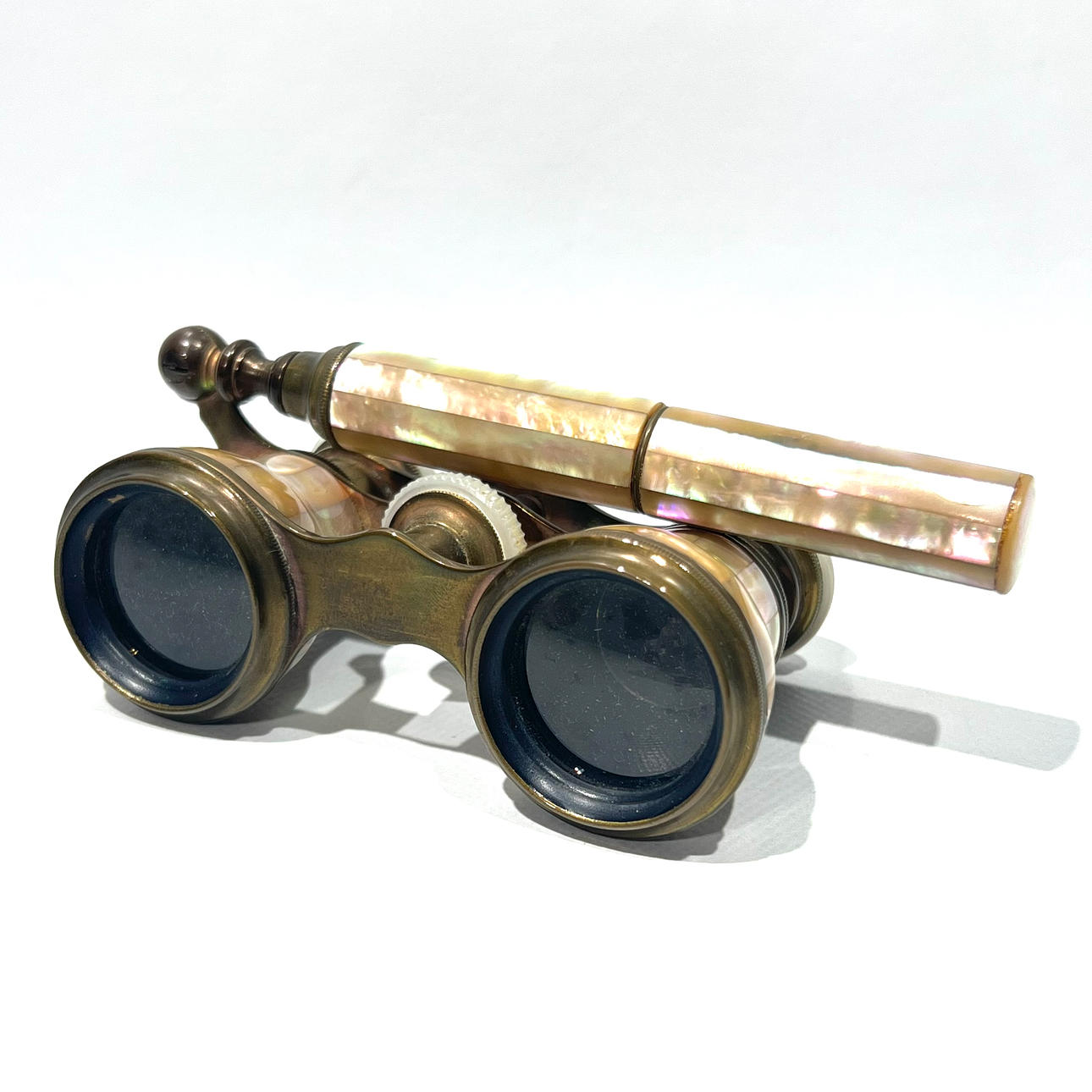 Theaterfernglas aus Messing und geschnitztem Perlmutt.