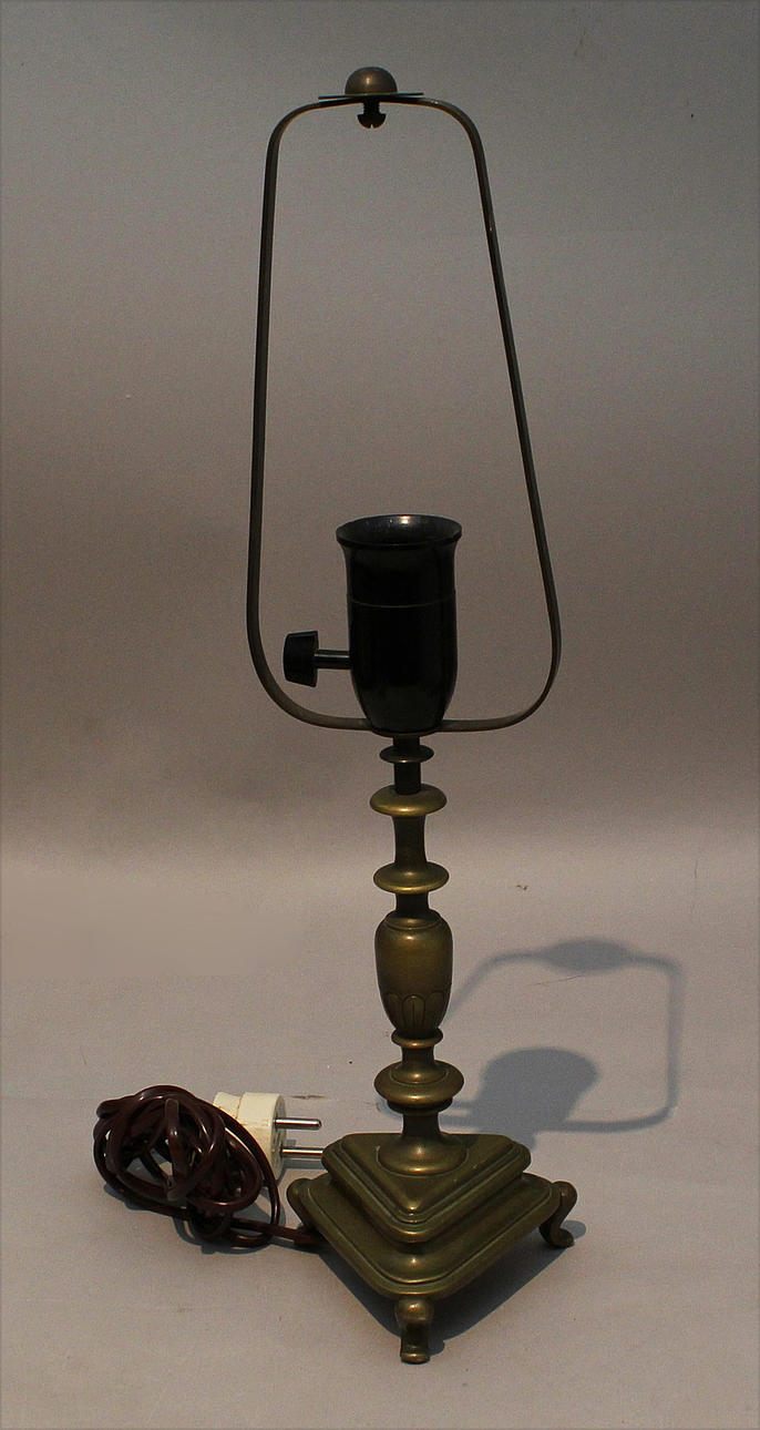 Bordslampa i helgjuten mässing, 1920-tal.