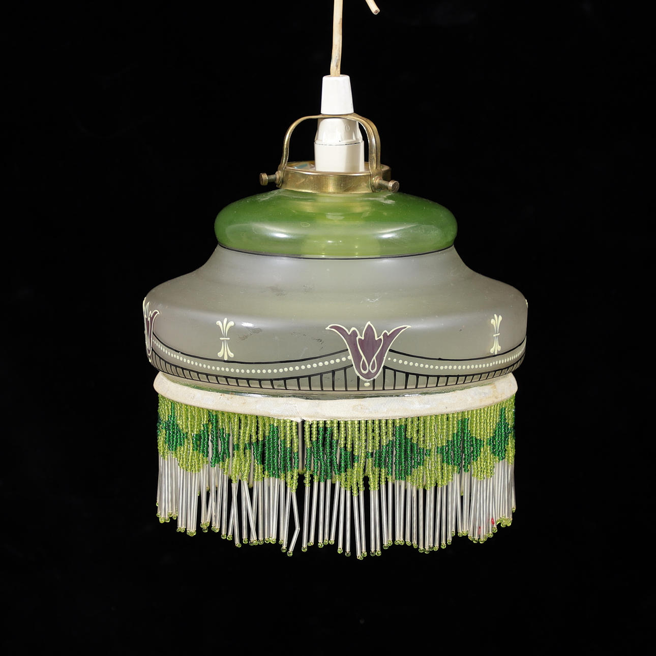 DECKENLAMPE mit Perlenrand, Glas, erste Hälfte des 20. Jahrhunderts.