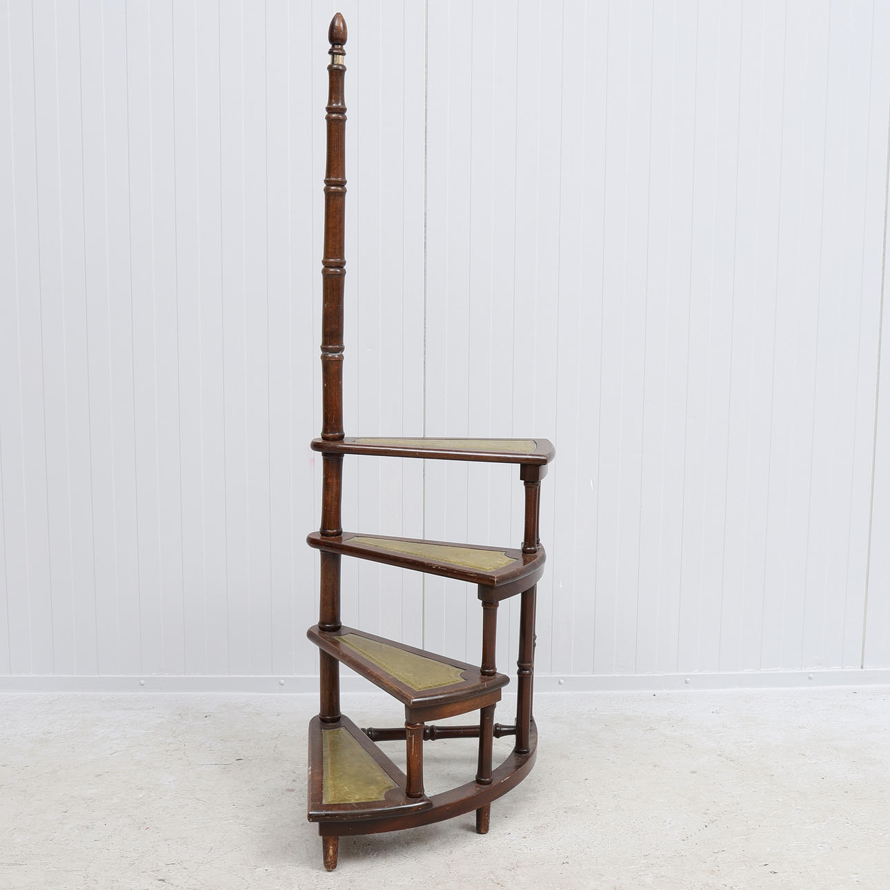 BIBLIOTEKSSTEGE, trä, Engelsk stil, 1900-tal.