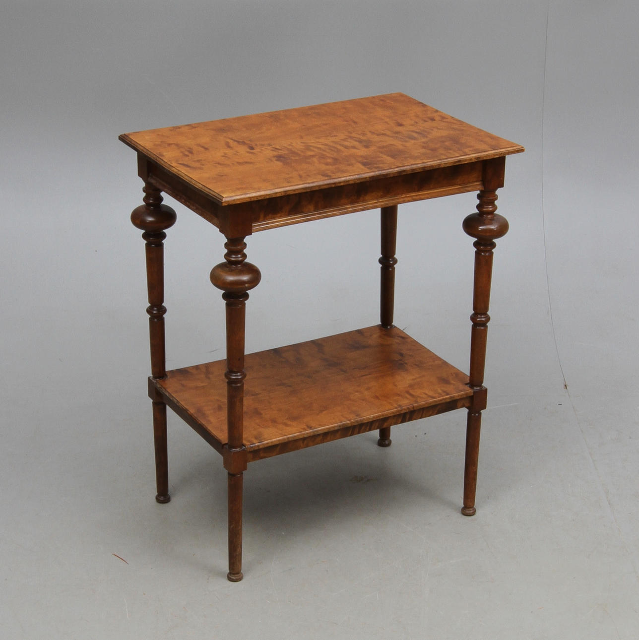 ETAGEBORD, nyrenässans, omkring 1900.